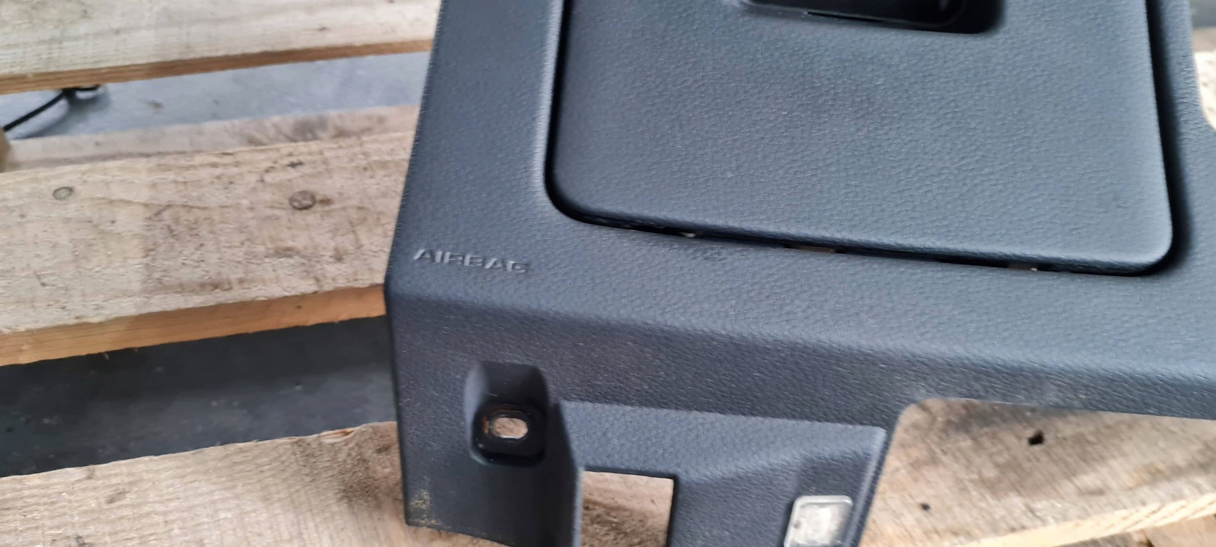 Q3 83A cover below steering wheel, passenger compartment 83B863075 EU