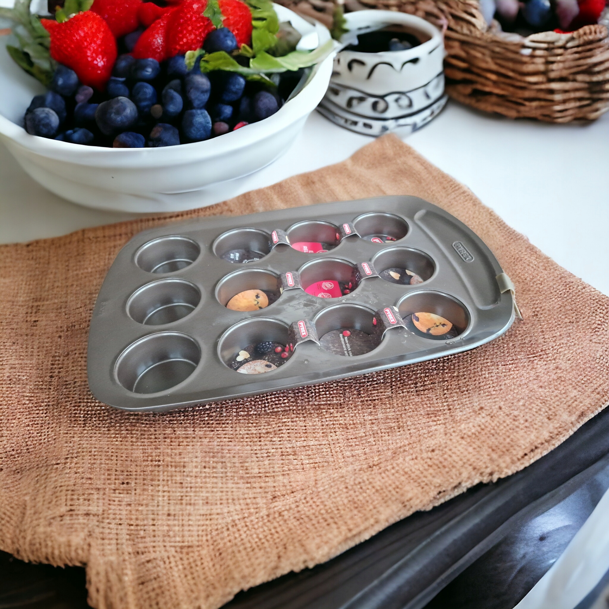 FORMA BLACHA DO PIECZENIA MUFINY PYREX ASIMETRIA MUFFINY BABECZKI 12 szt Marka Pyrex