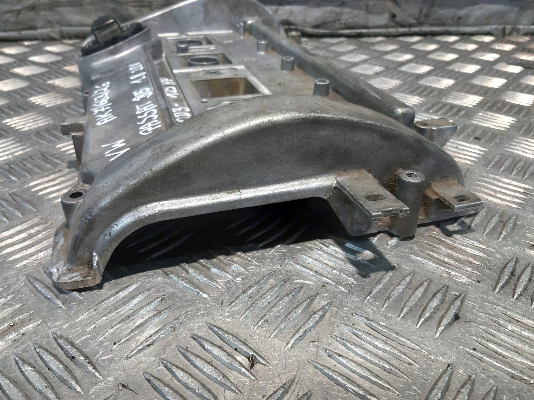 Abdeckung der Ventile DES MOTORS VW PASSAT B5 1.8 ADR 058103475G