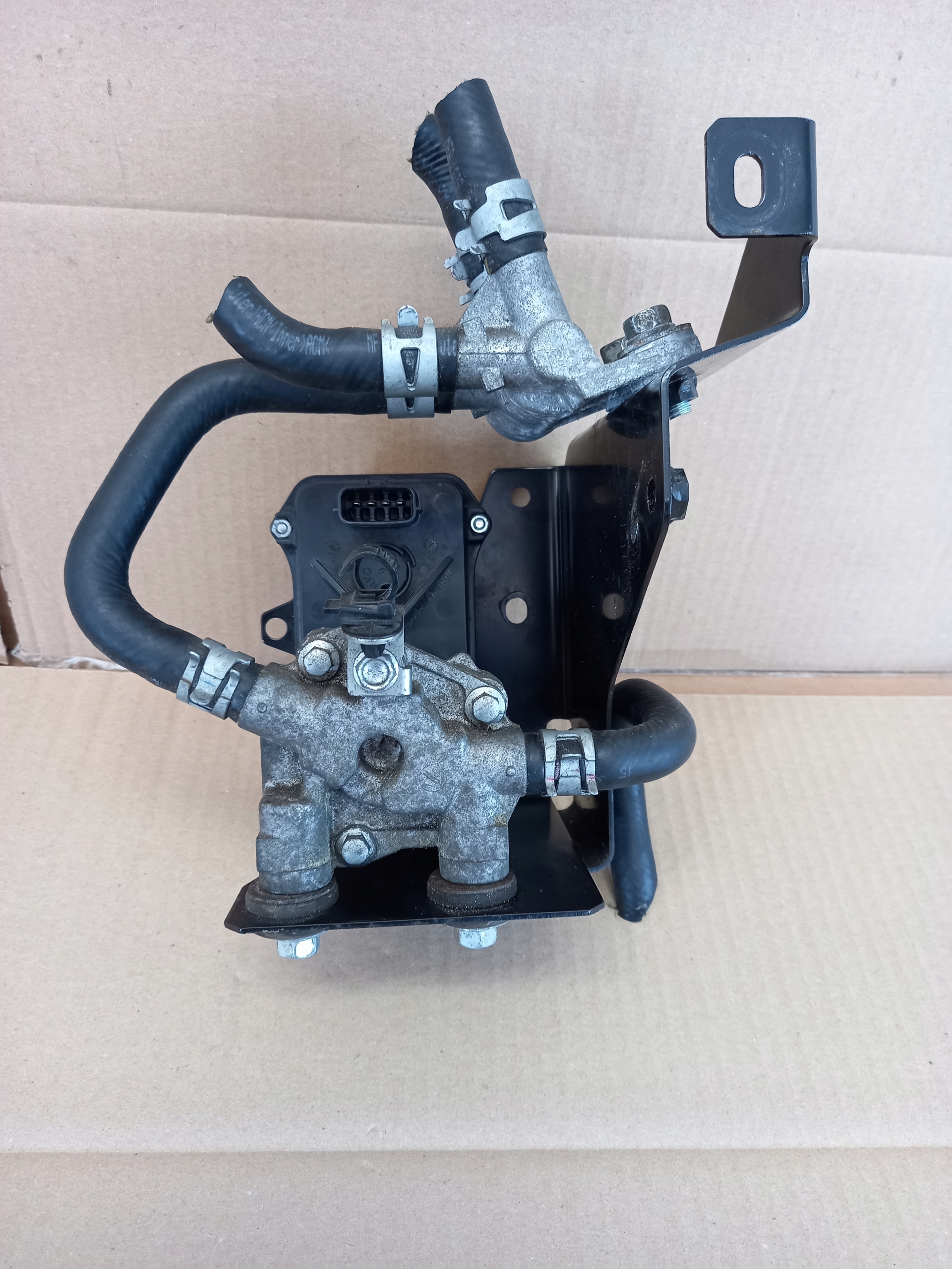 PODGRZEWACZ PŁYNU WSPORNIK MITSUBISHI OUTLANDER III PHEV