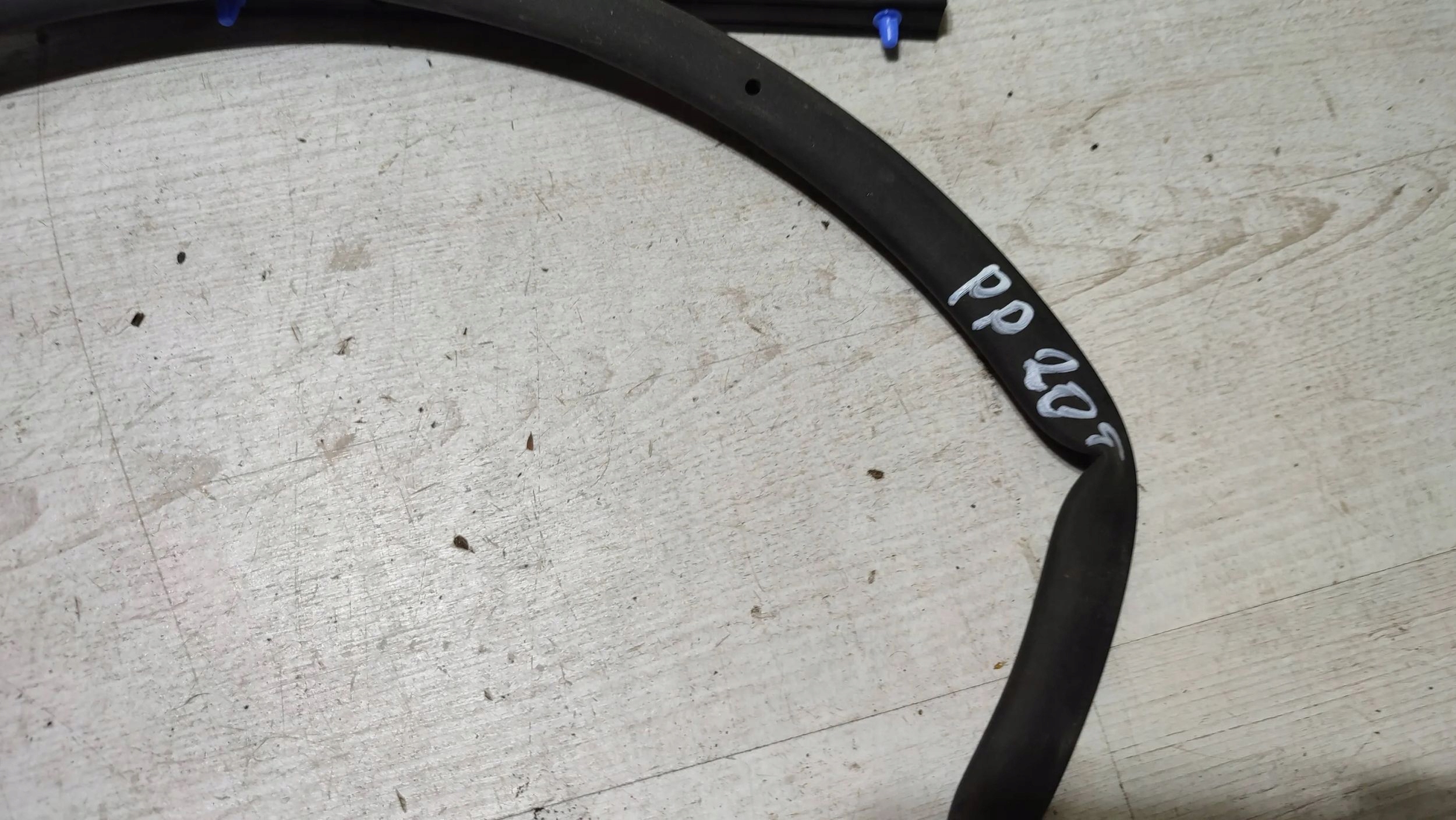 Peugeot 208 II 23r 1.2 front side right gasket windows