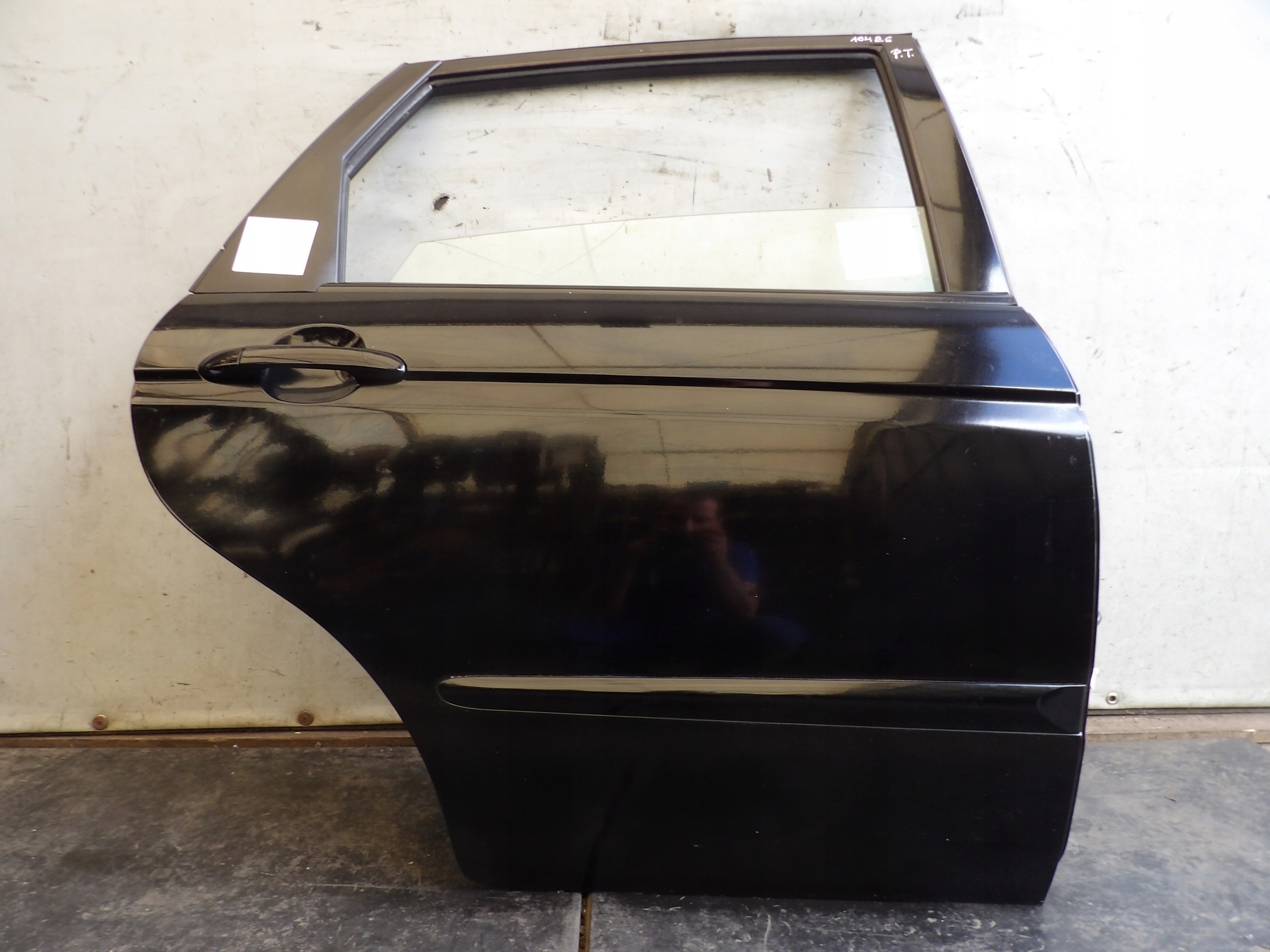 Kia Cerato and 1,6 door rear. right EB