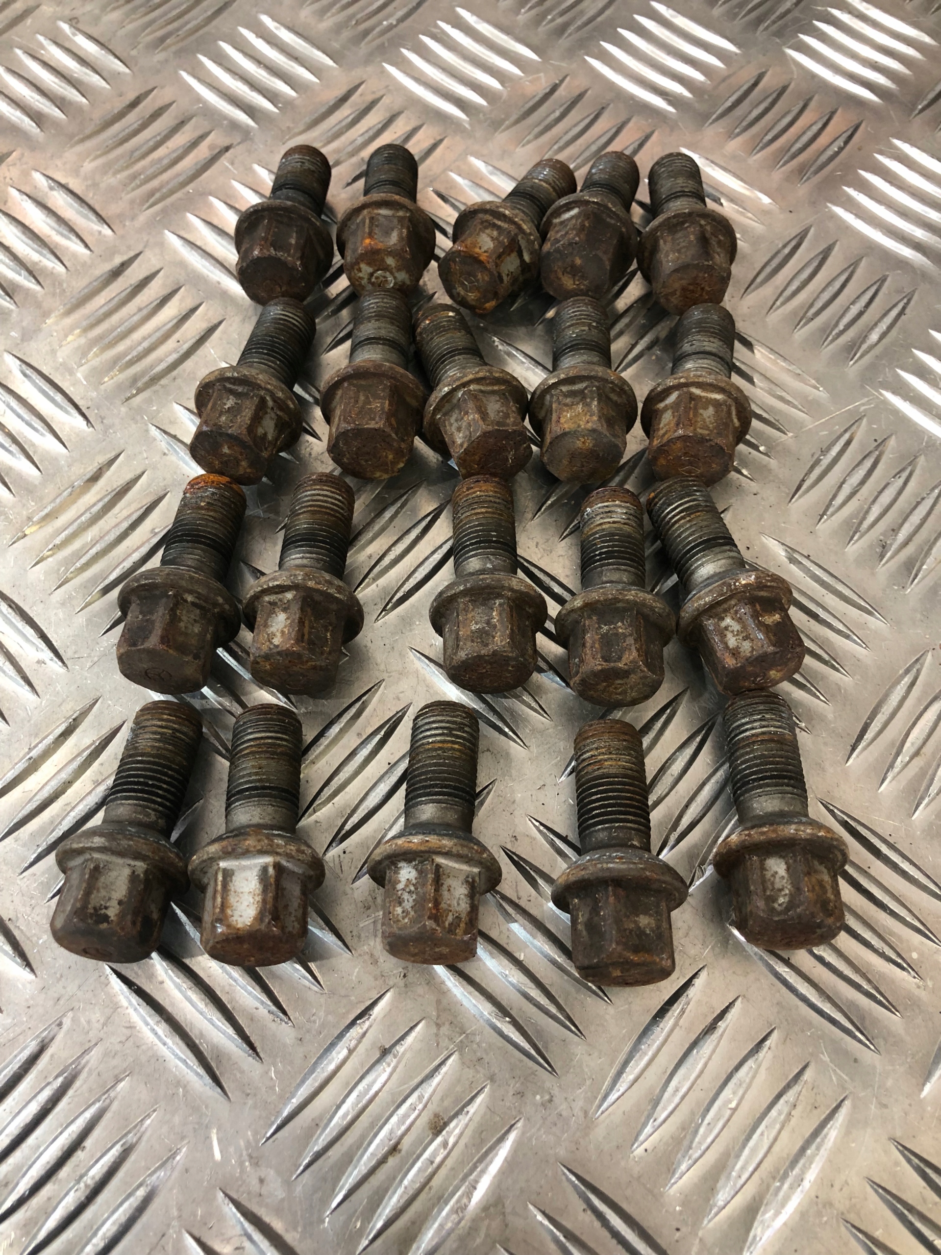 SZPILKA SZPILKI SRUBA DO KOLA MERCEDES W212 W218