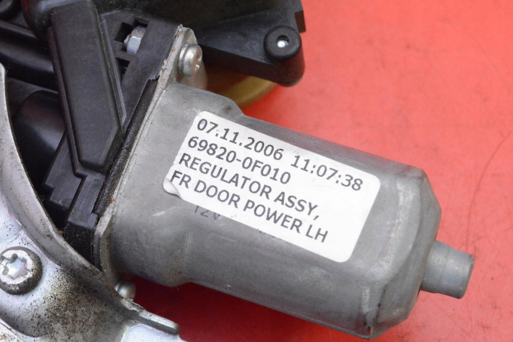 window regulator left front EU 69820-0F010 TOYOTA COROLLA VERSO 2 II 04-09