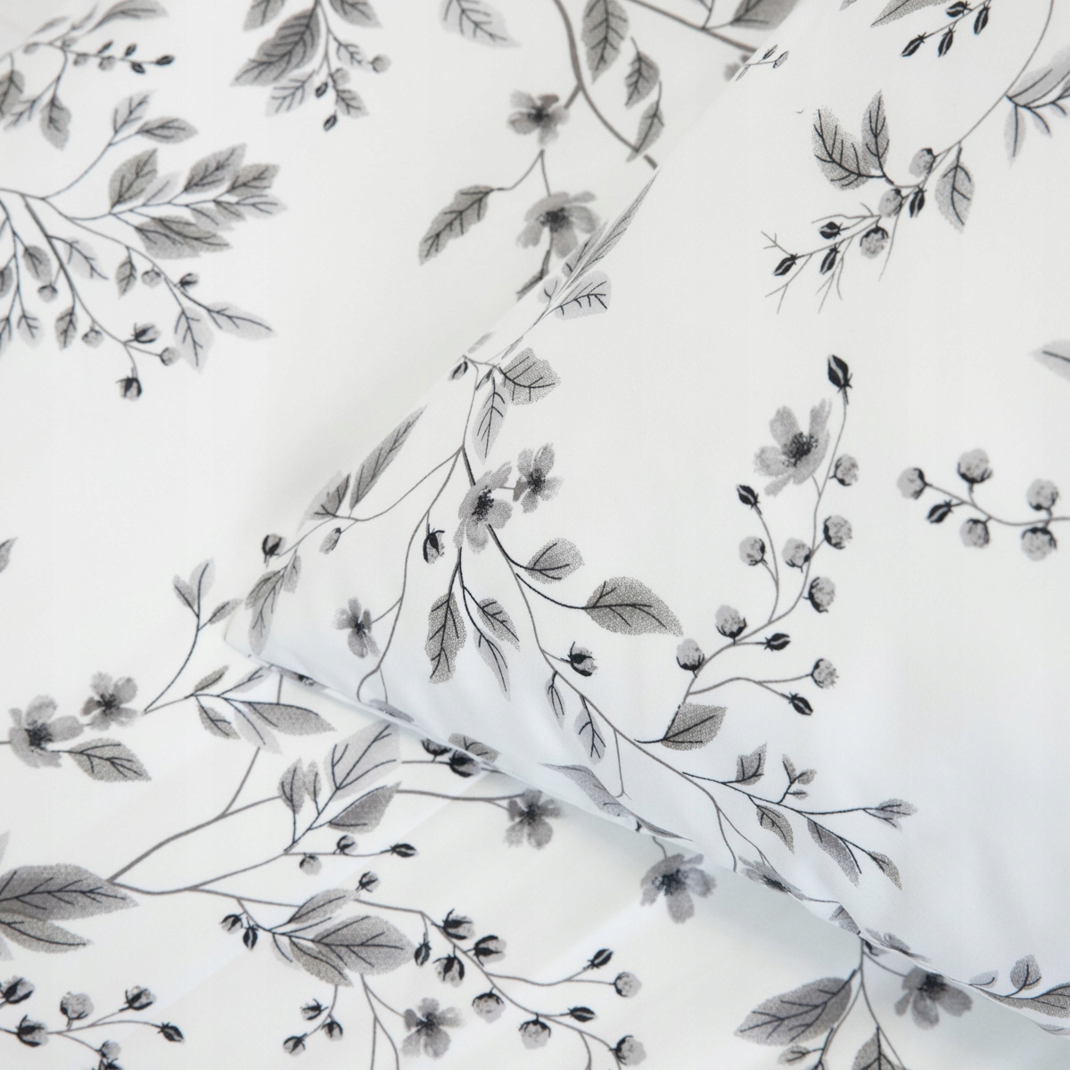 Pościel B2 Bilberry Branch z mikrofibry ze wzorem roślinnym 220x220 HOMLA Marka Homla