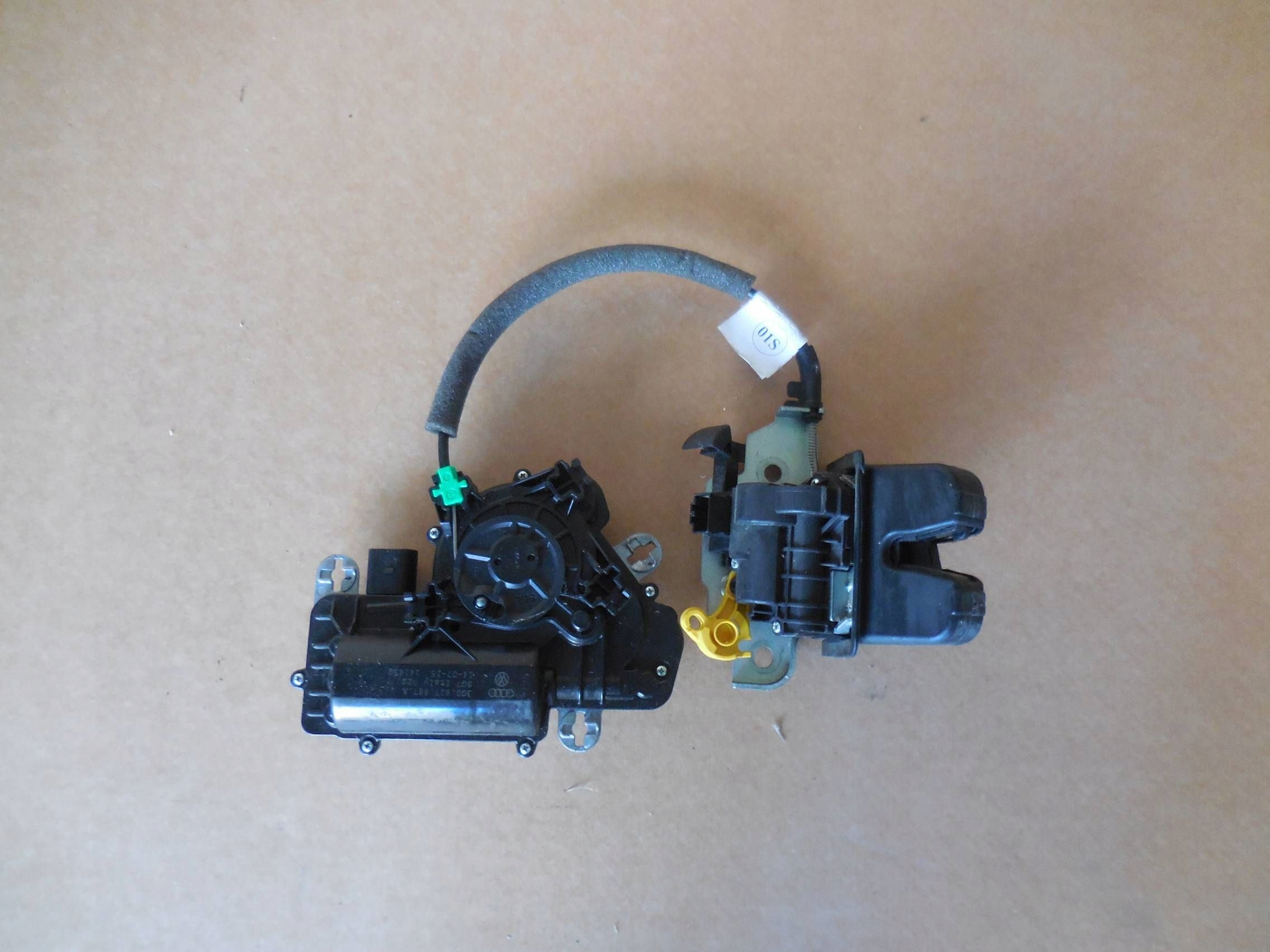 VW TIGUAN ZAMEK KLAPY DOCIĄG 3G0827887A 5NA827520