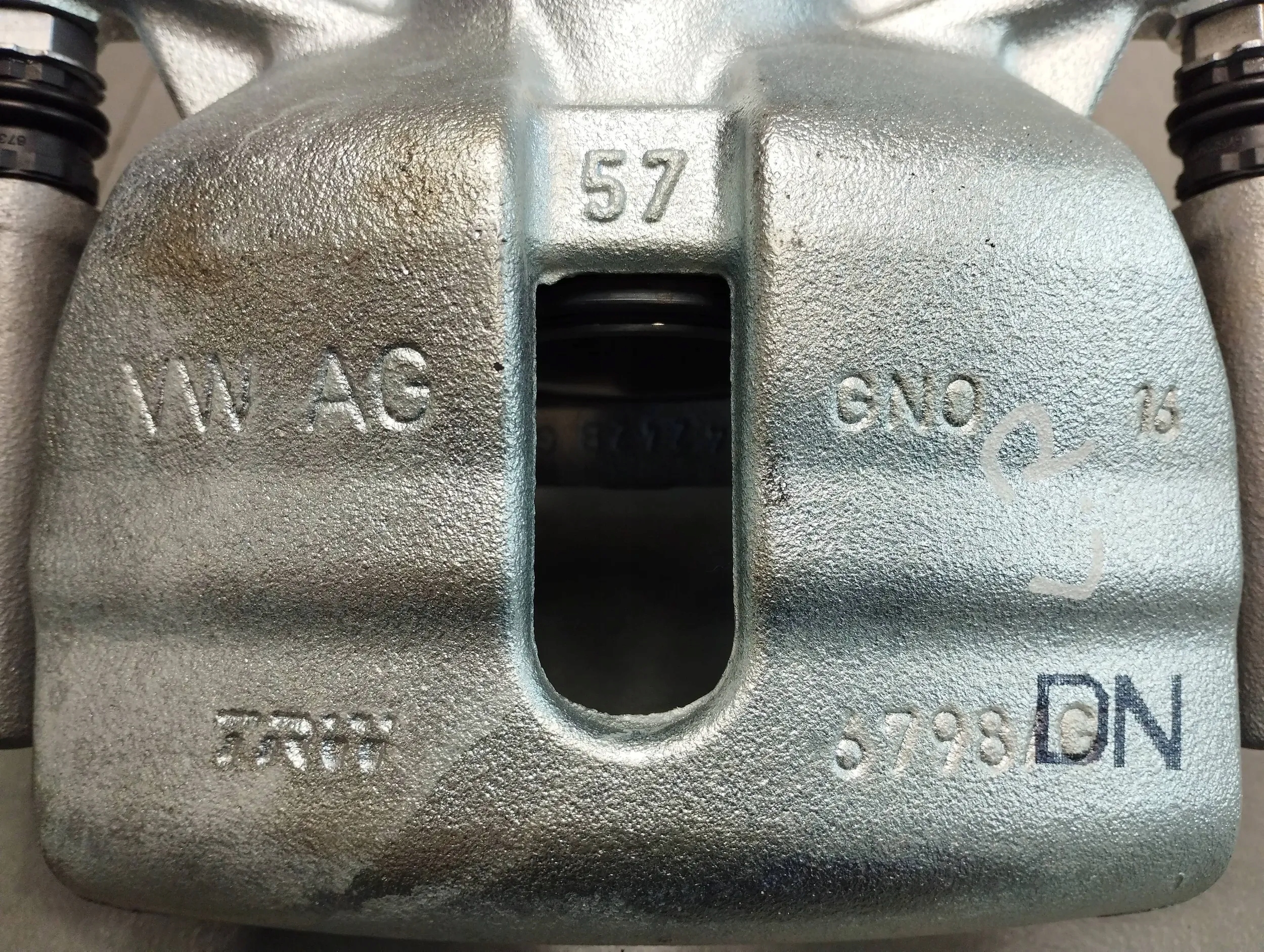 VW Tiguan II caliper left front 3Q0105N