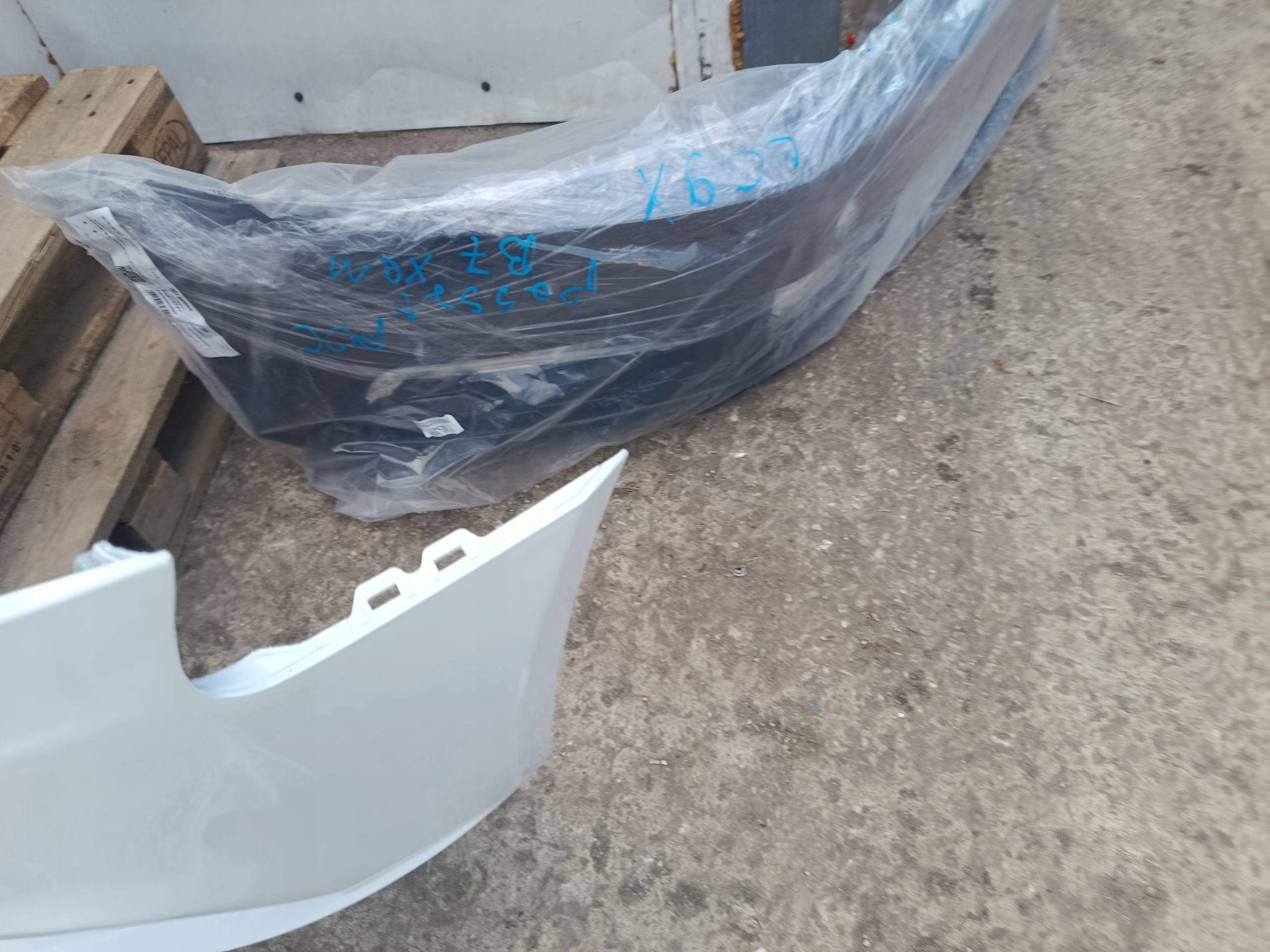 bumper front front Audi A4 B8 LY9C XENON PDC PRZEDLIFT defekcik
