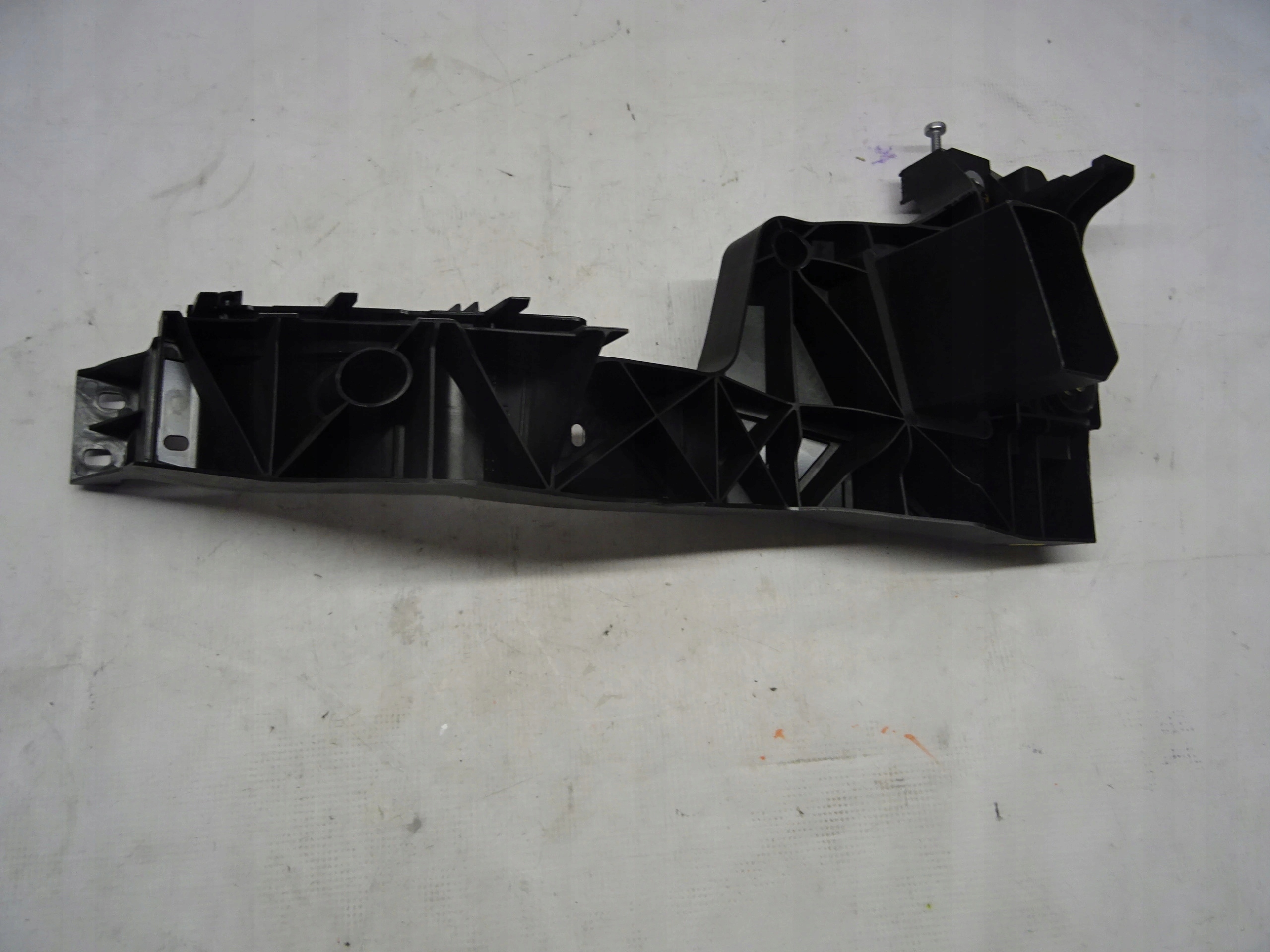 AUDI Q8 проскальзывание рамы фары правая 4M8805608A