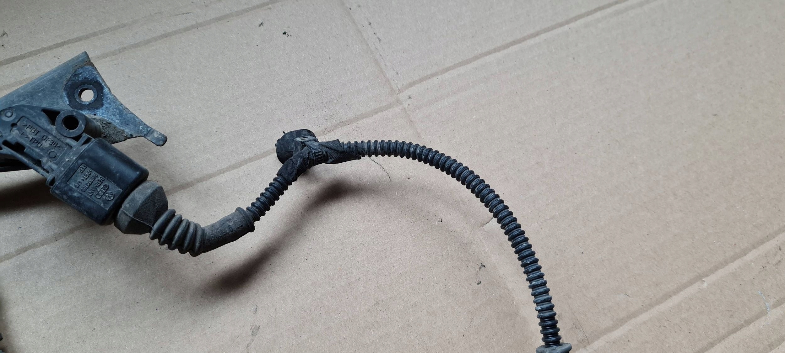 A4 B9 8W Sensor POZIOMOWANIA links heck lichte 4M0907503 A5 8W