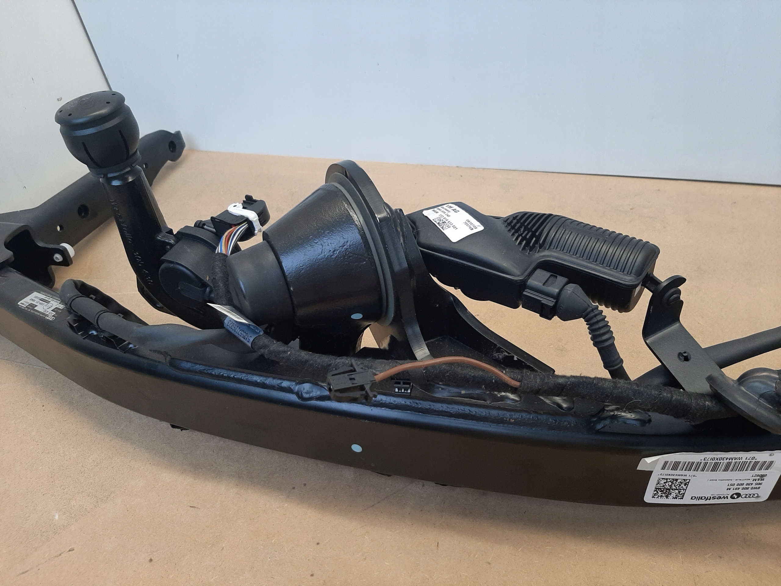 8w0800941m - Буксирувальний гак AUDI A4 b9 новий