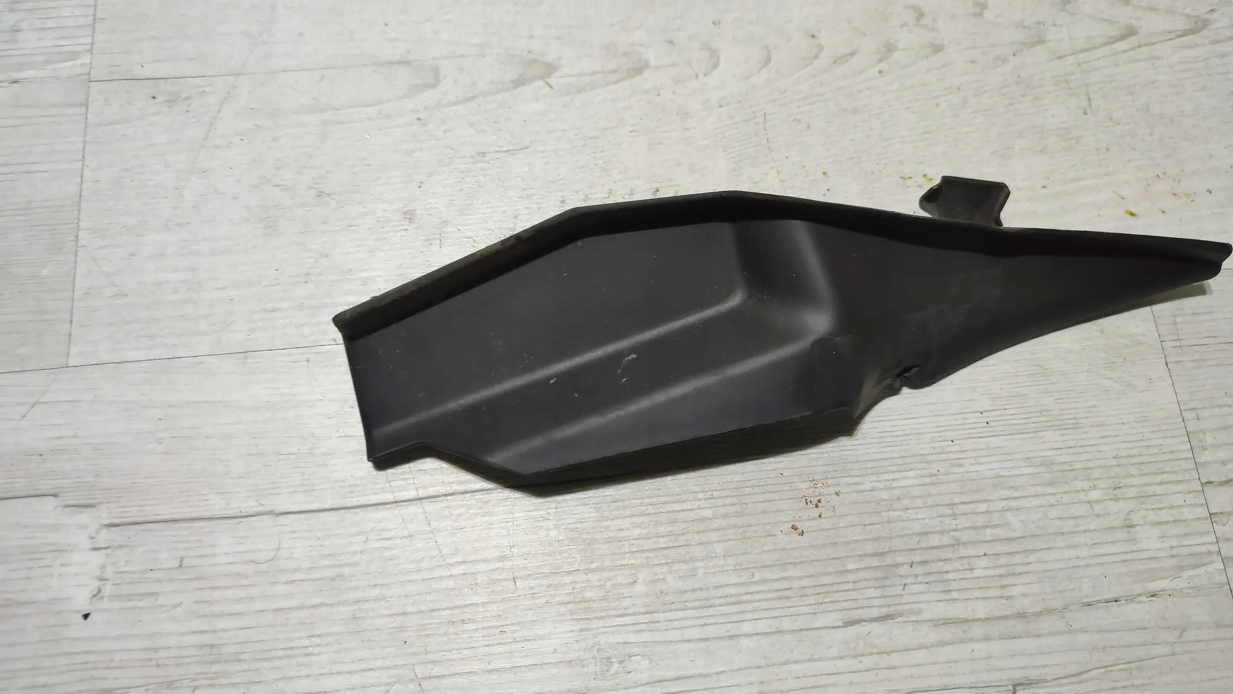 Opel Corsa F 1.2 22r. left side torpedo