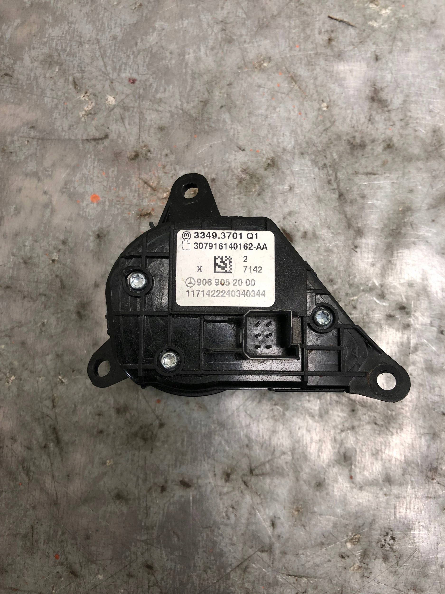 MULTIFUNKCJA Volant MERCEDES W906 9069052000