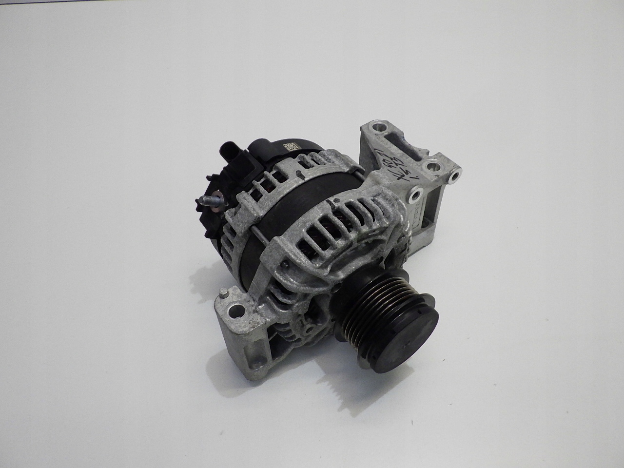 VOLVO XC40 1.5 BENZYNA T3 2021 ALTERNATOR 32279255