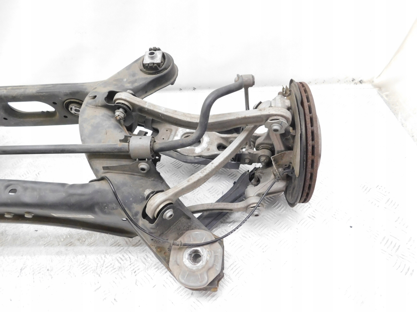 BELKA OŚ ZAIWESZENIE WAHACZ Mercedes C W205 KOMBI Producent części Mercedes-Benz OE