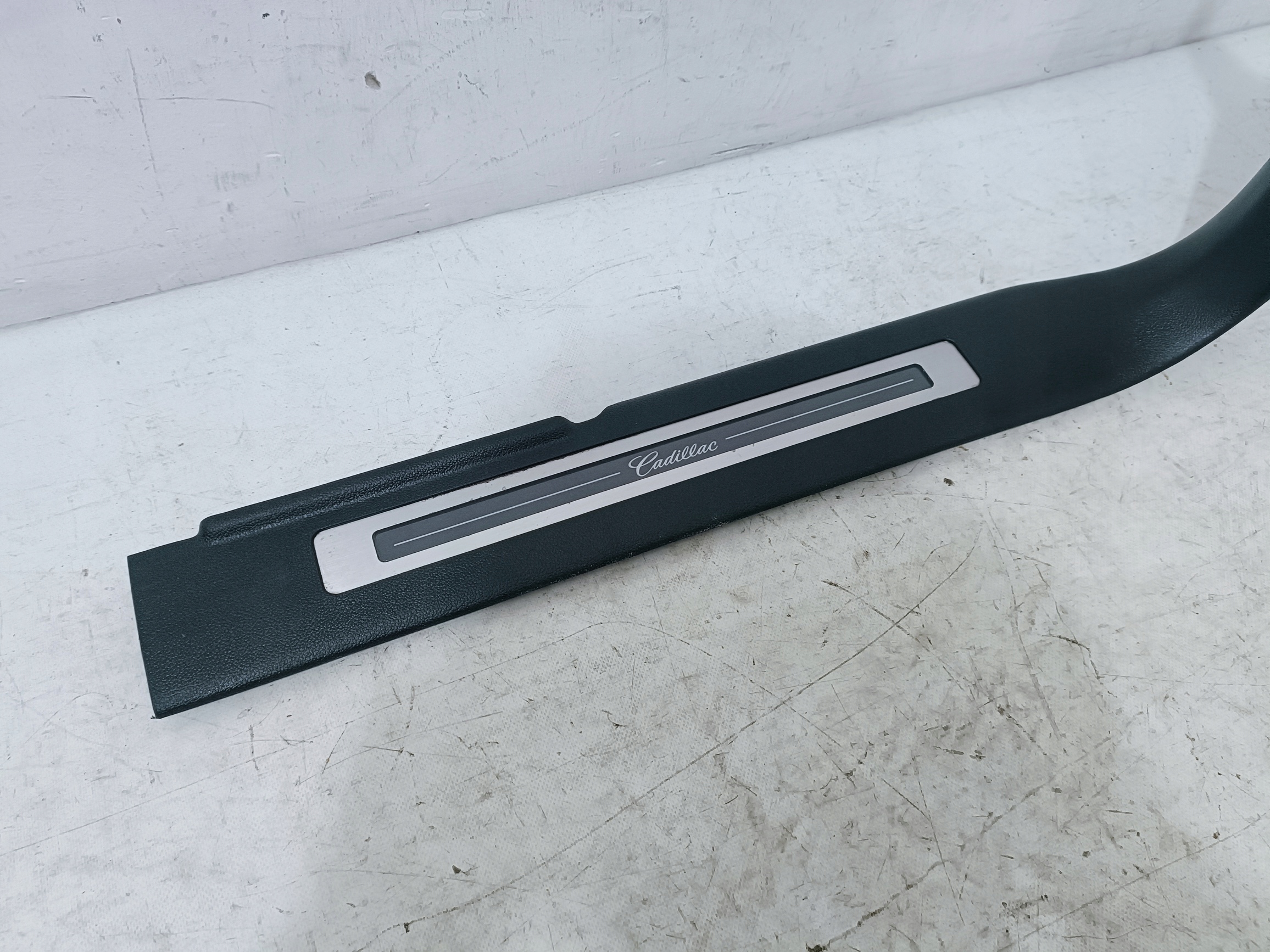 CADILLAC ESCALADE IV 15-cap moulding threshold right front 23475152