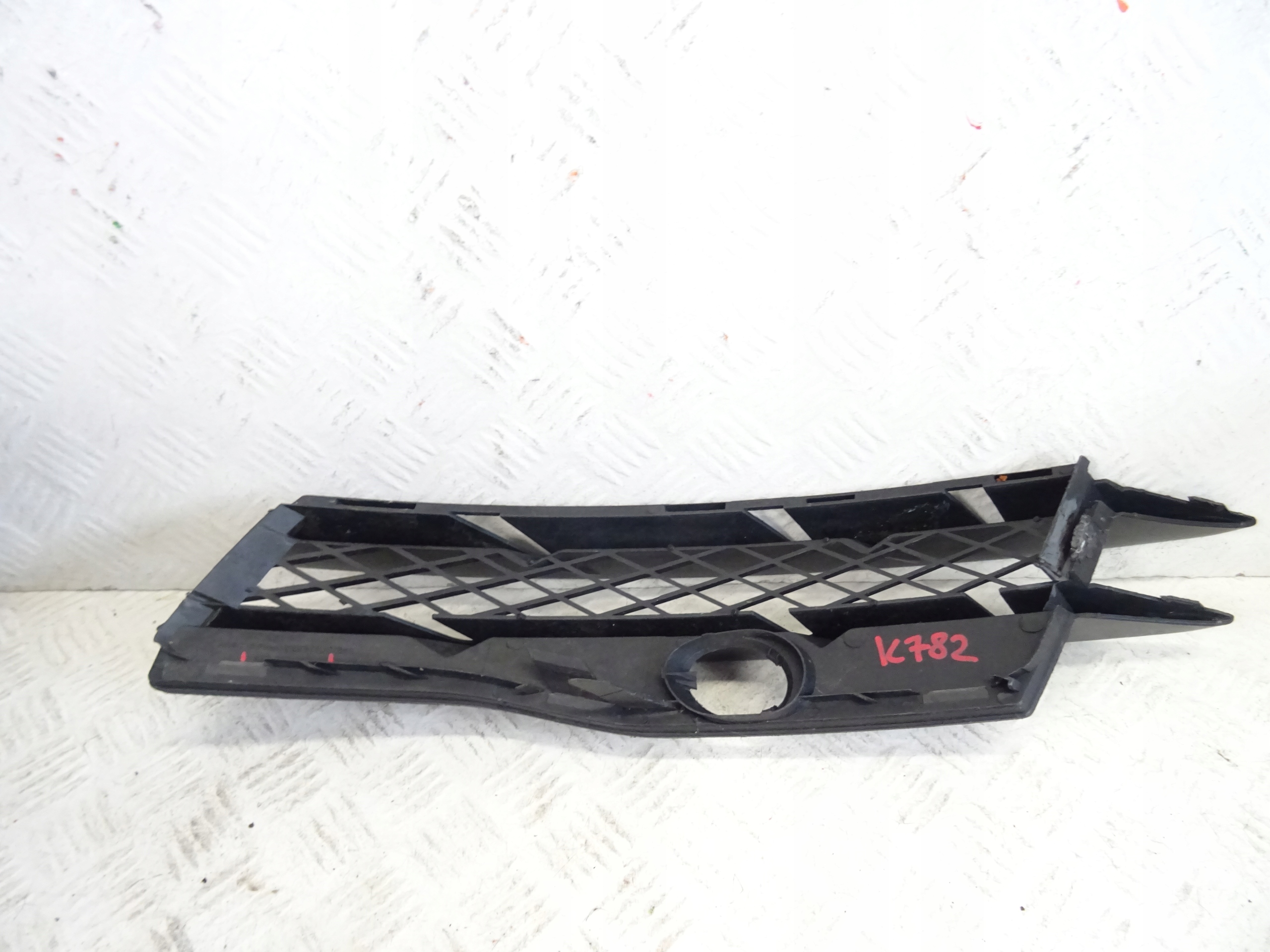 grid of a bumper front front right AUDI R8 420807682