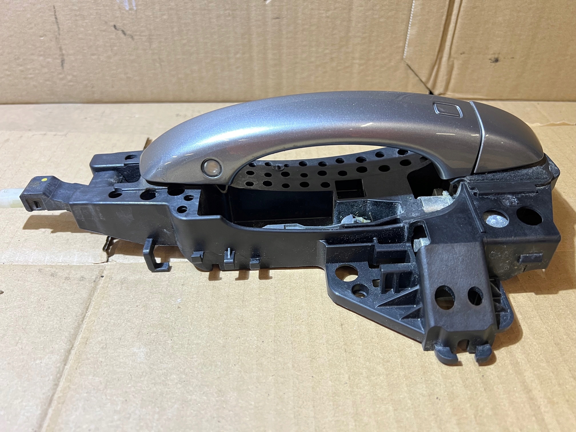 AUDI A8 D4 handle LY7G left rear part PODSWIETLENIE KEYLESS GO