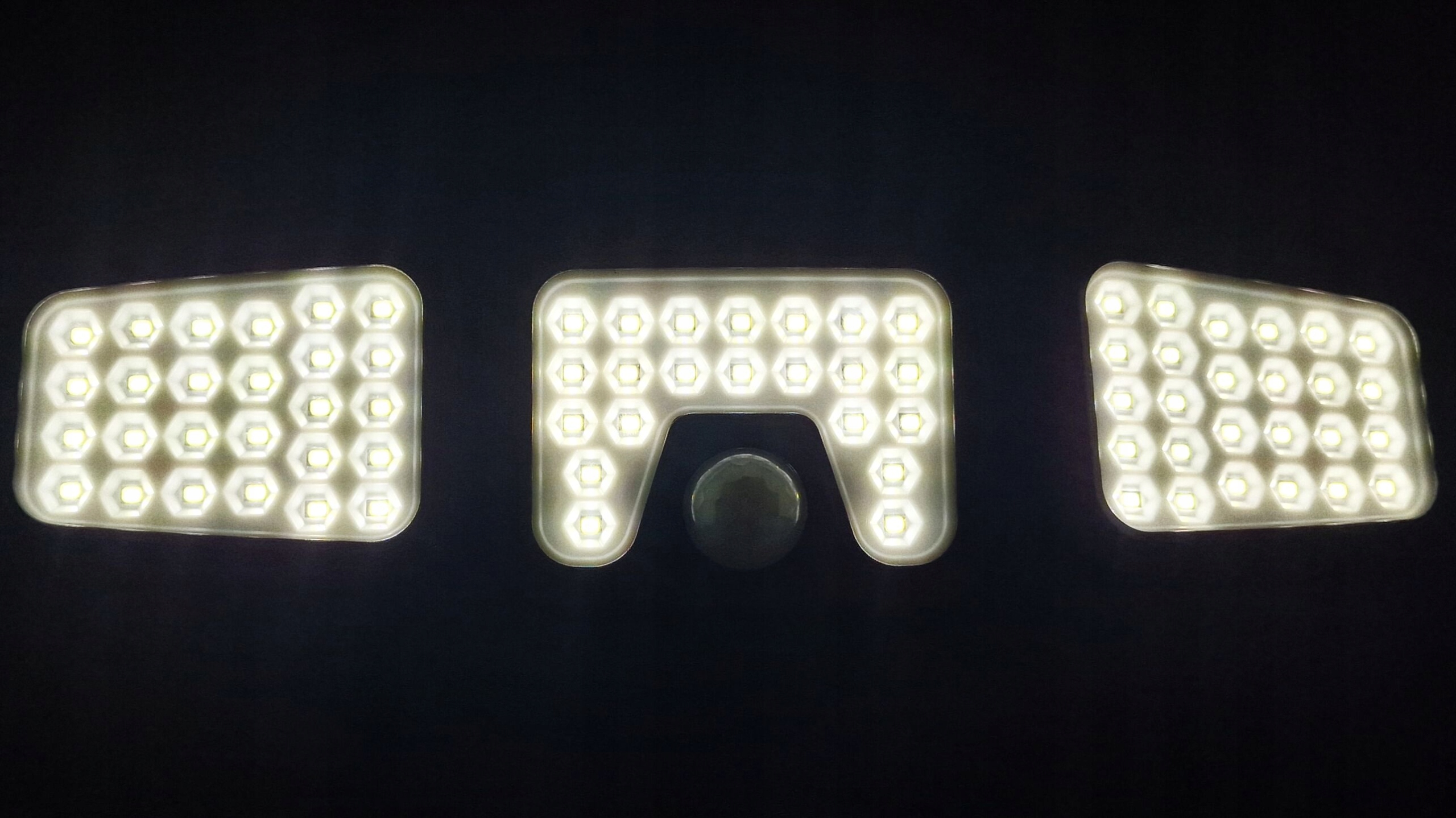 LAMPA SOLARNA Z CZUJNIKIEM RUCHU MOCNA PANEL SOLARNY 74LED IP65 ŚWIECENIA Grubość 100 mm