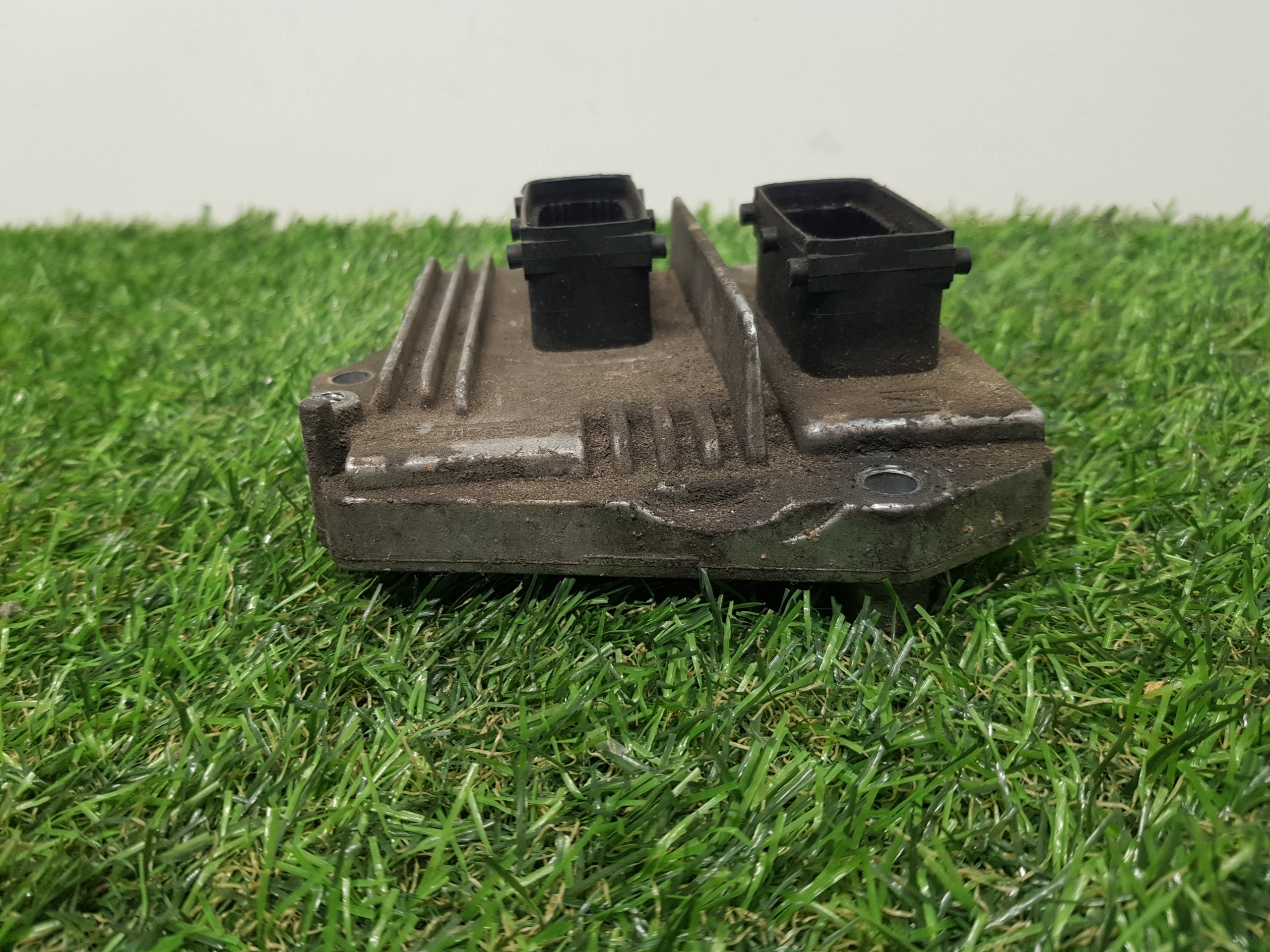 computer of the engine control unit OPEL ASTRA H 55561172