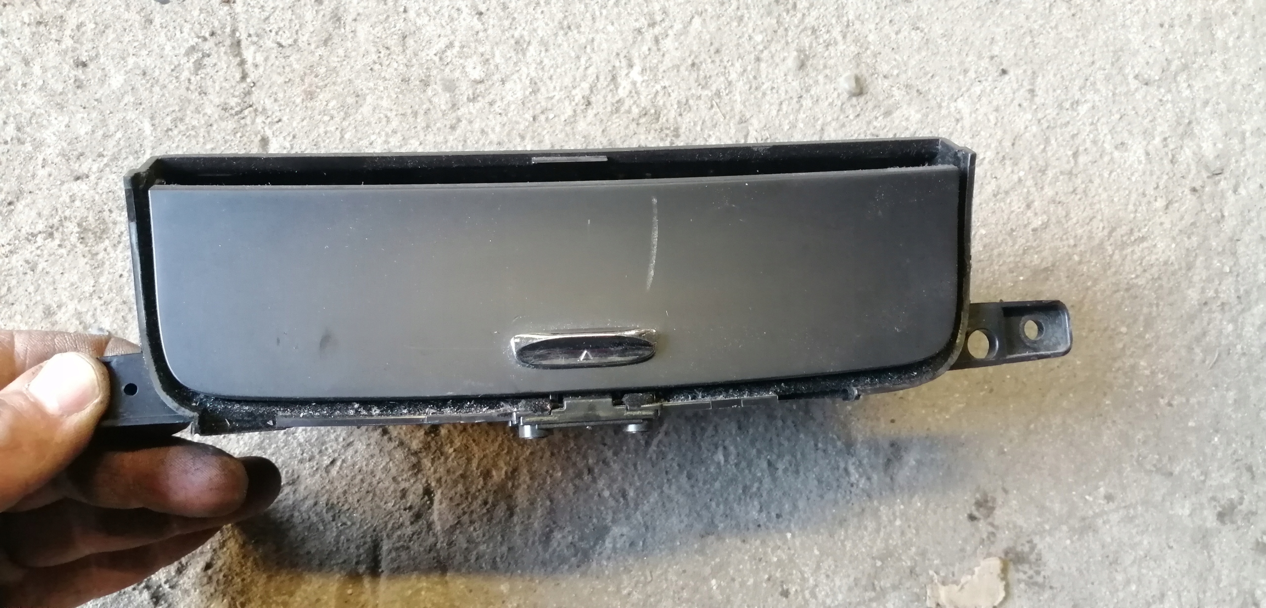 kia CARNIVAL II 06-14 бардачок полка