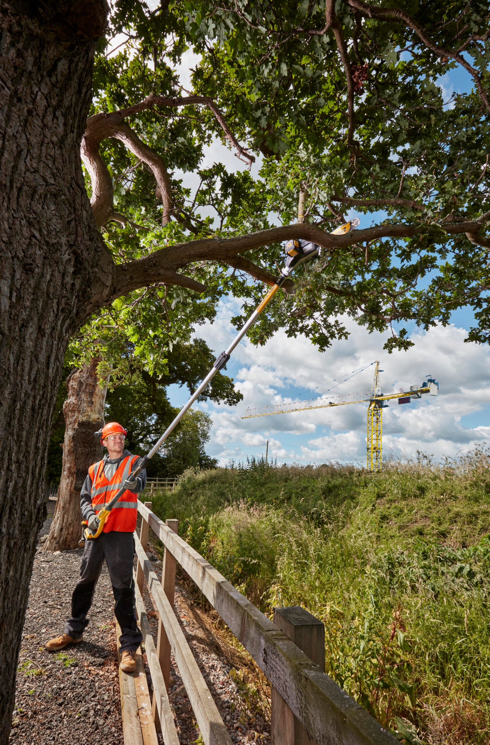 DEWALT PILARKA ŁAŃCUCHOWA DCMPS567N 18V Cechy dodatkowe automatyczne smarowanie łańcucha