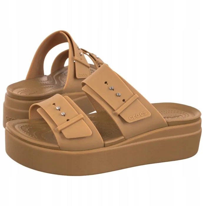 Nazouváky Crocs na platformě Brooklyn Buckle Low Wedge 207431 Hnědé