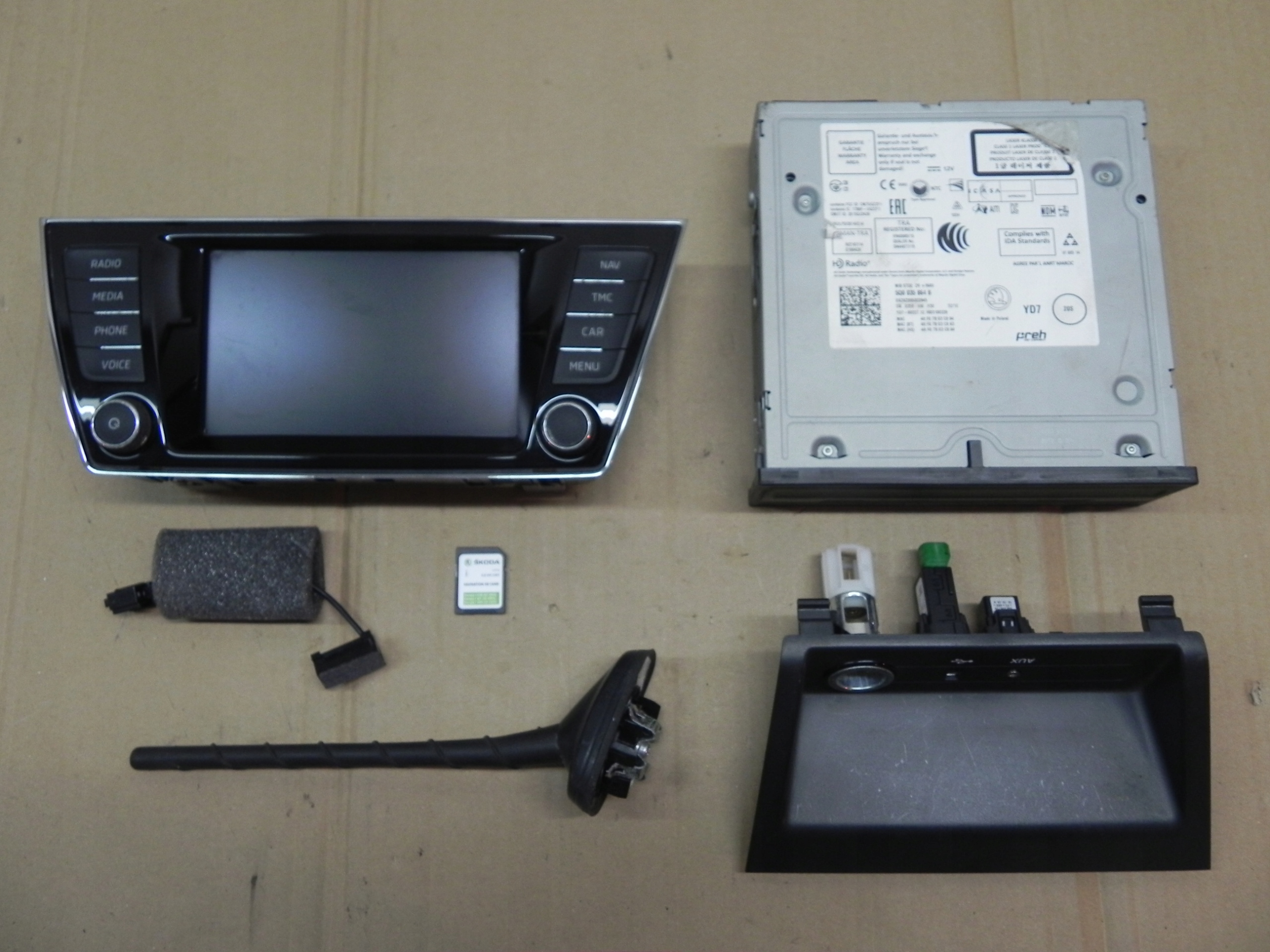 5Q0035864B 6V0919604C - SKODA FABIA RAPID 1.4 TDI РАДИО НАВИГАЦИЯ КОМПЛЕКТ