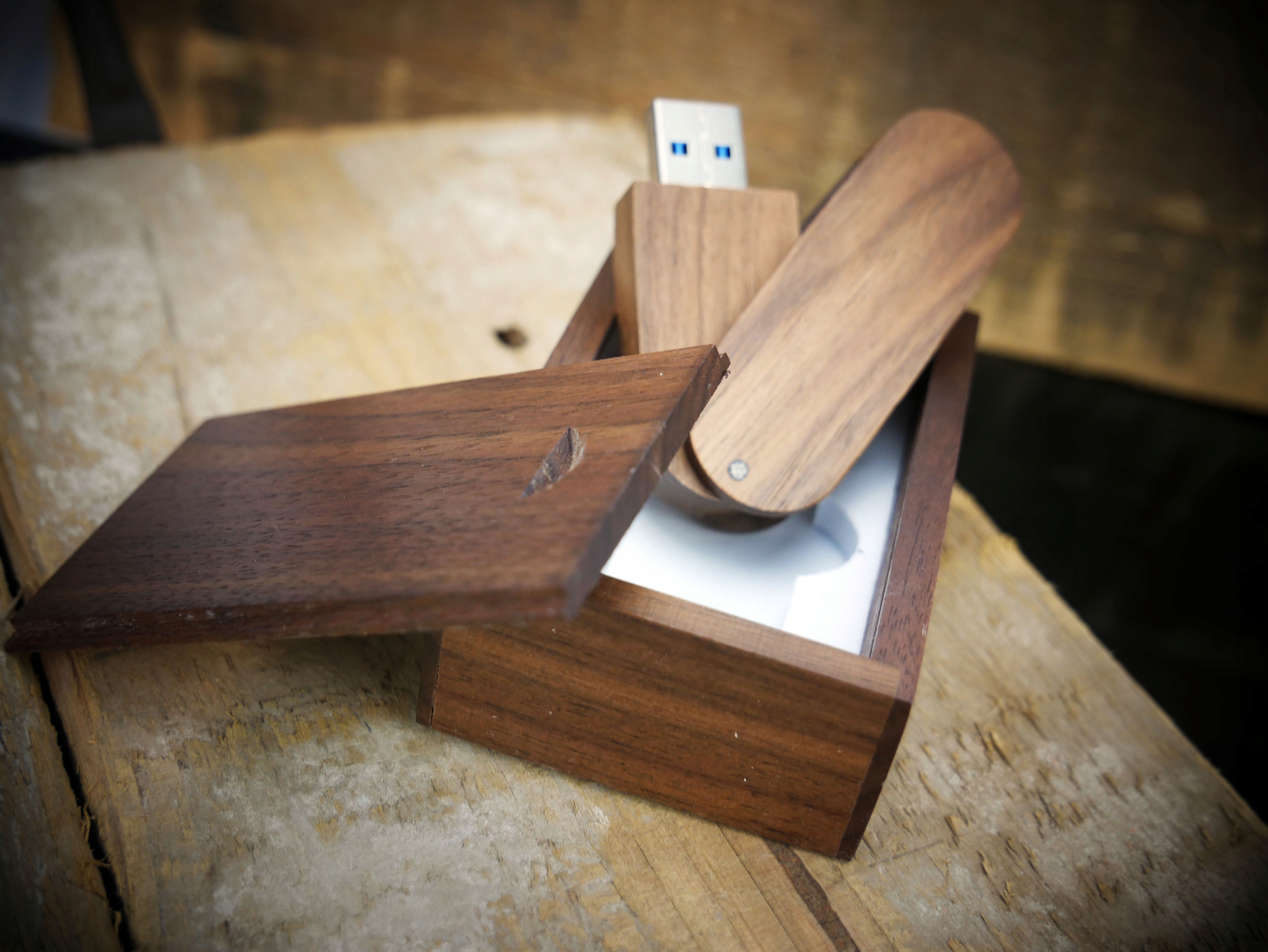 PENDRIVE USB 16GB 3.0 DREWNIANY CIEMNY+PUDEŁKO Rodzaj drewniany