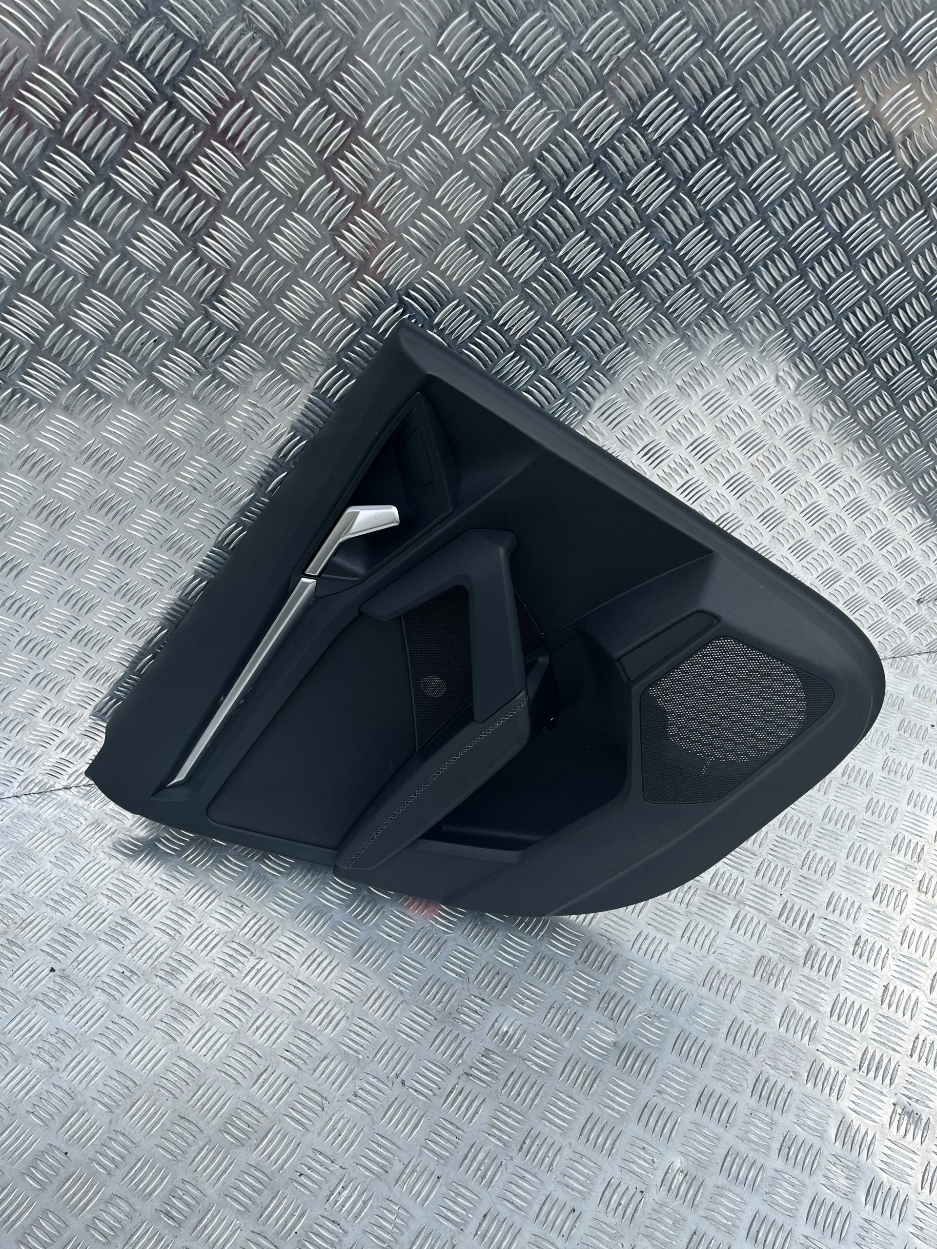 BOCZEK DRZWI TYŁ LEWY AUDI A3 8Y 20- SPORTBACK