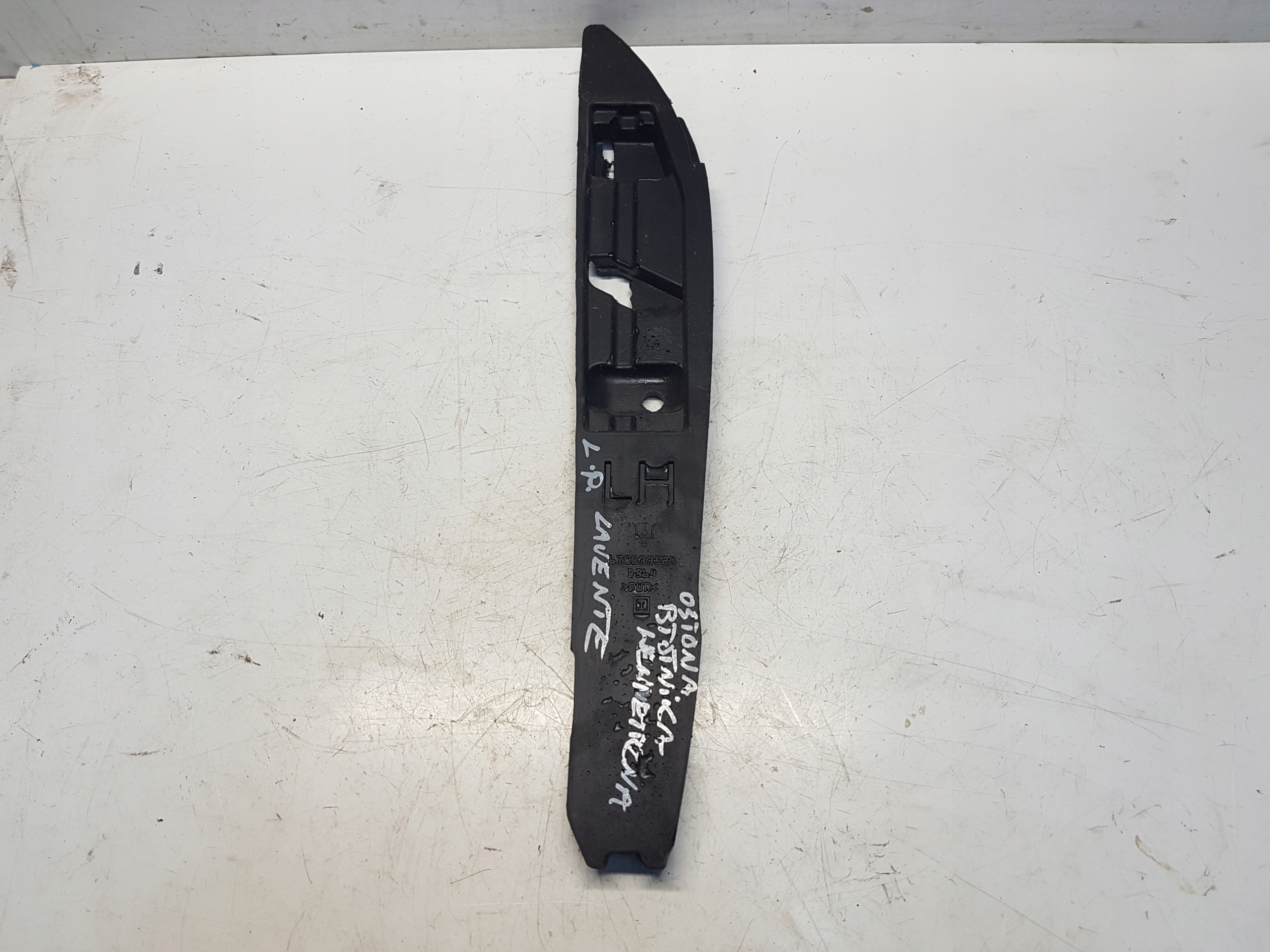 MASERATI LEVANTE INSONORISATION AILE 670033524