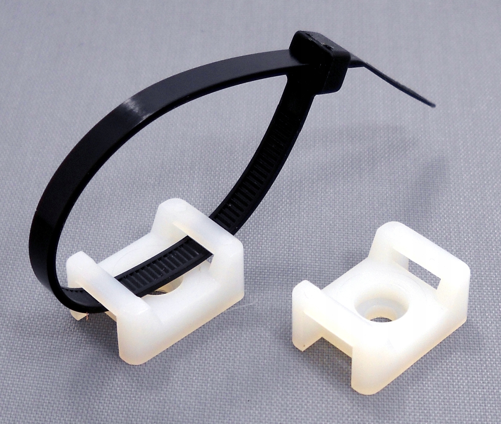 

Uchwyt Na Opaski Zaciskowe Do 5mm 100szt