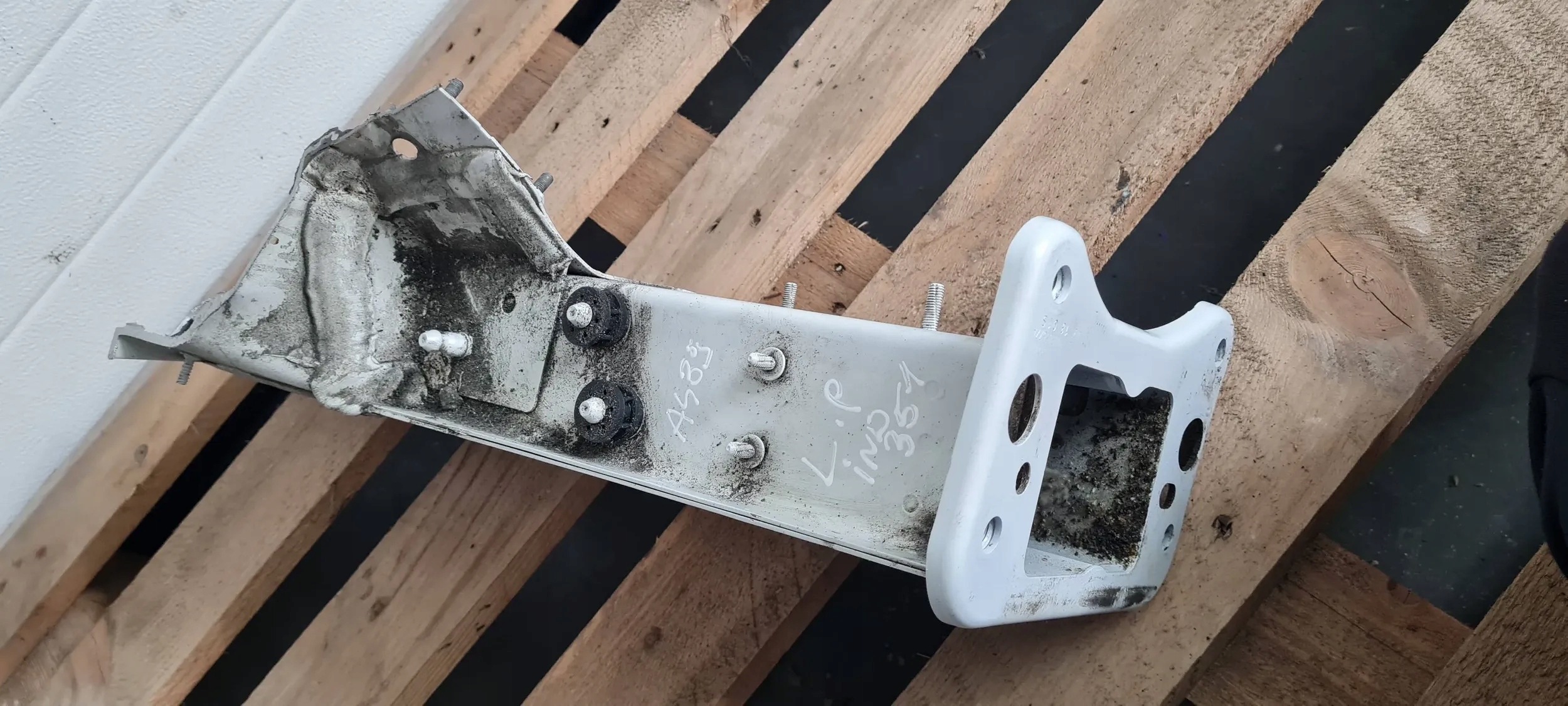 A4 B9 8W S4 quarter left left front LS9R A5 8W S5