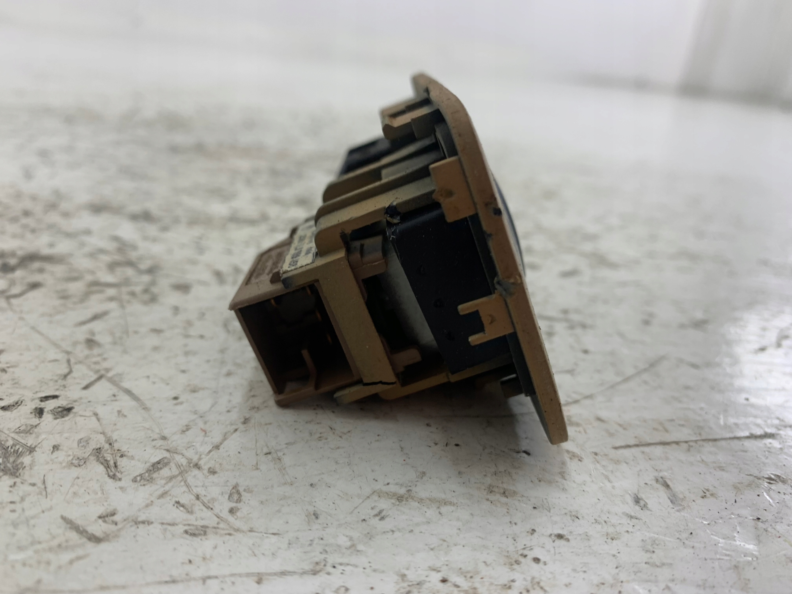 PORSCHE CAYENNE a PANEL okna pravý předek 7L5959858 BRAZOWY
