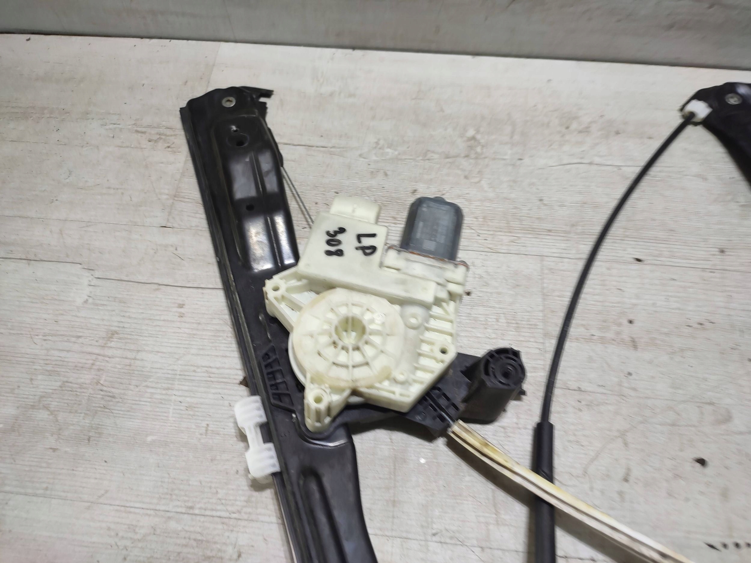 Peugeot 308 2019 front left electrical window regulator door przednich