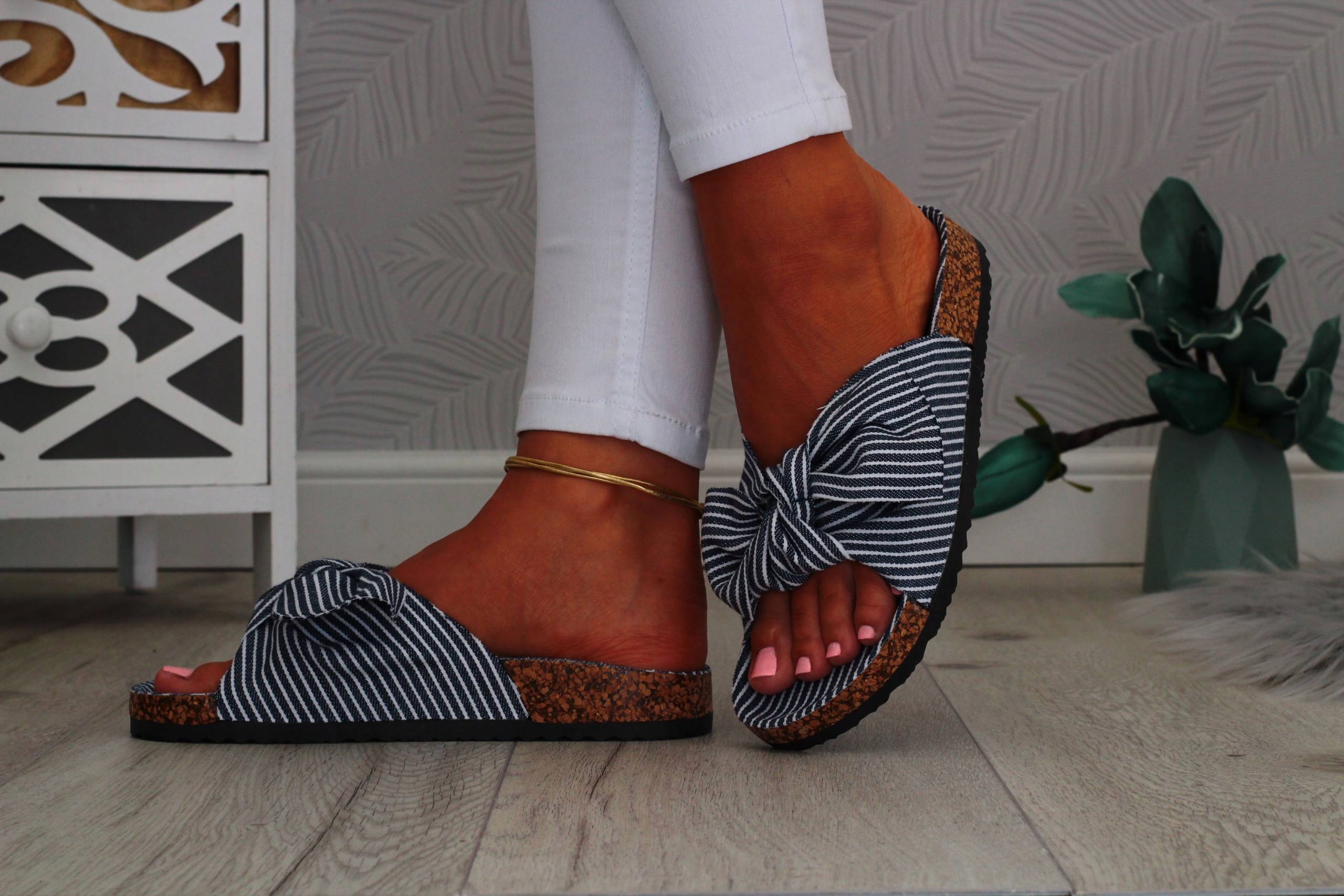 KLAPKI DAMSKIE BUTY PROFILOWANE Z KOKARDĄ Długość wkładki 25.5 cm