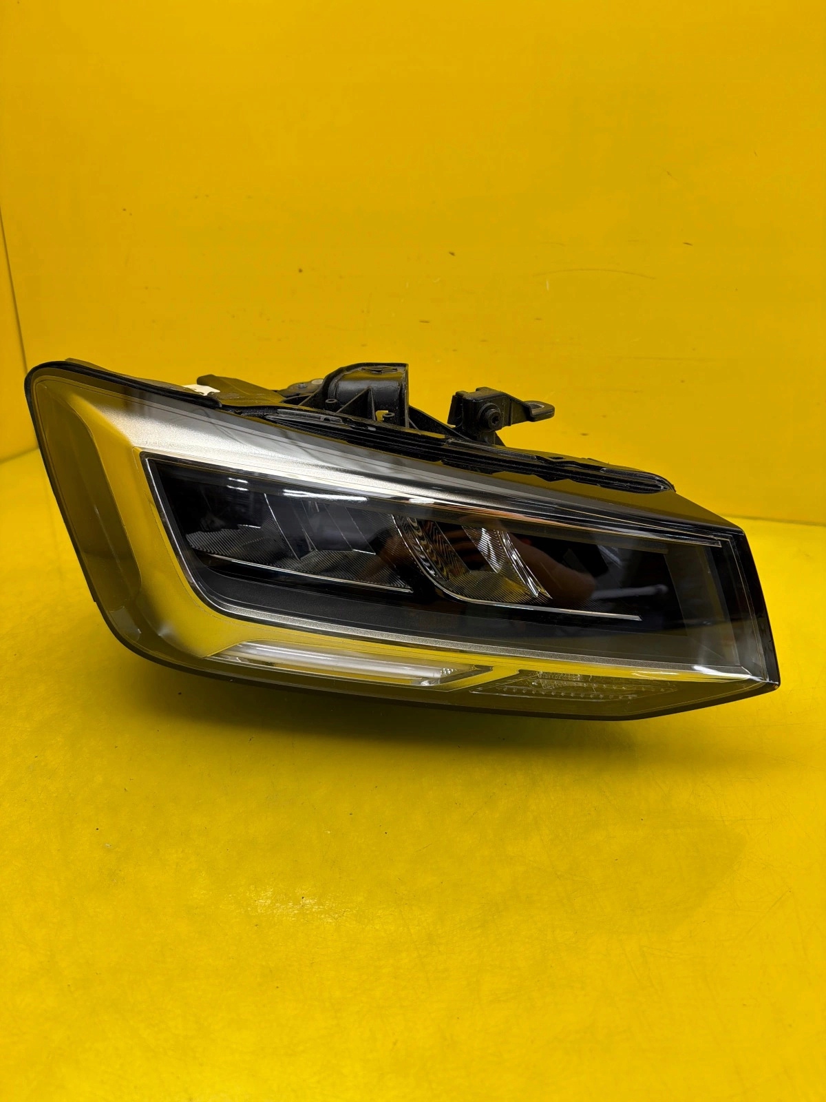 light right front Audi Q2 Lift 2020- Full Led 81A941012