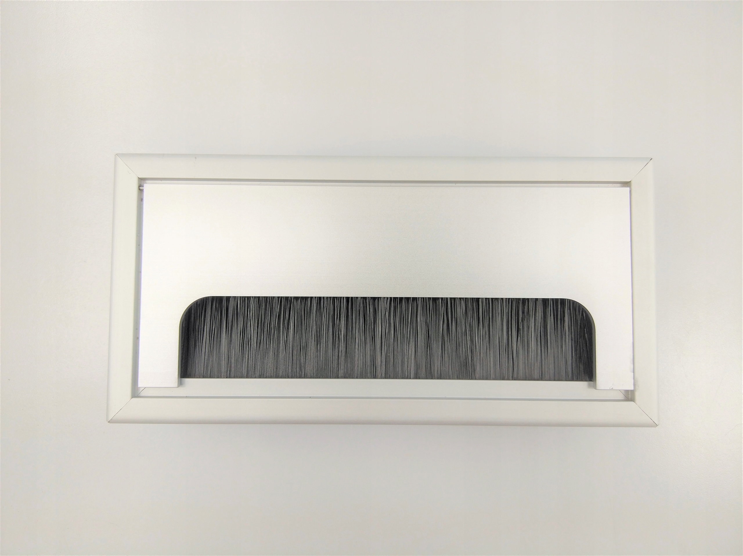 PRZEPUST KABLOWY PRZELOTKA SZCZOTKA 16X8 Aluminium Długość (cm) 16 cm