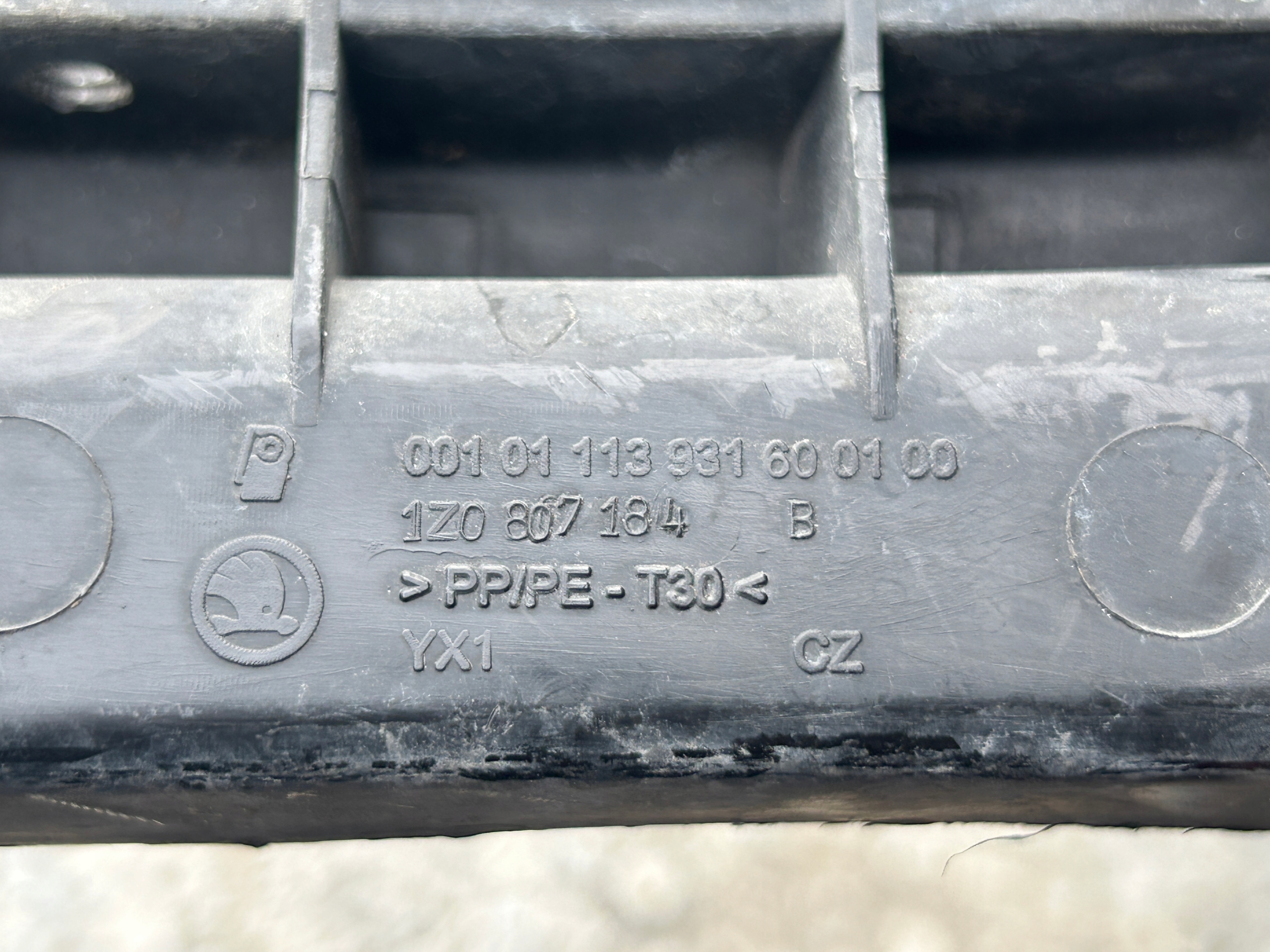 bumper bracket right front SKODA OCTAVIA II 1Z0807184B