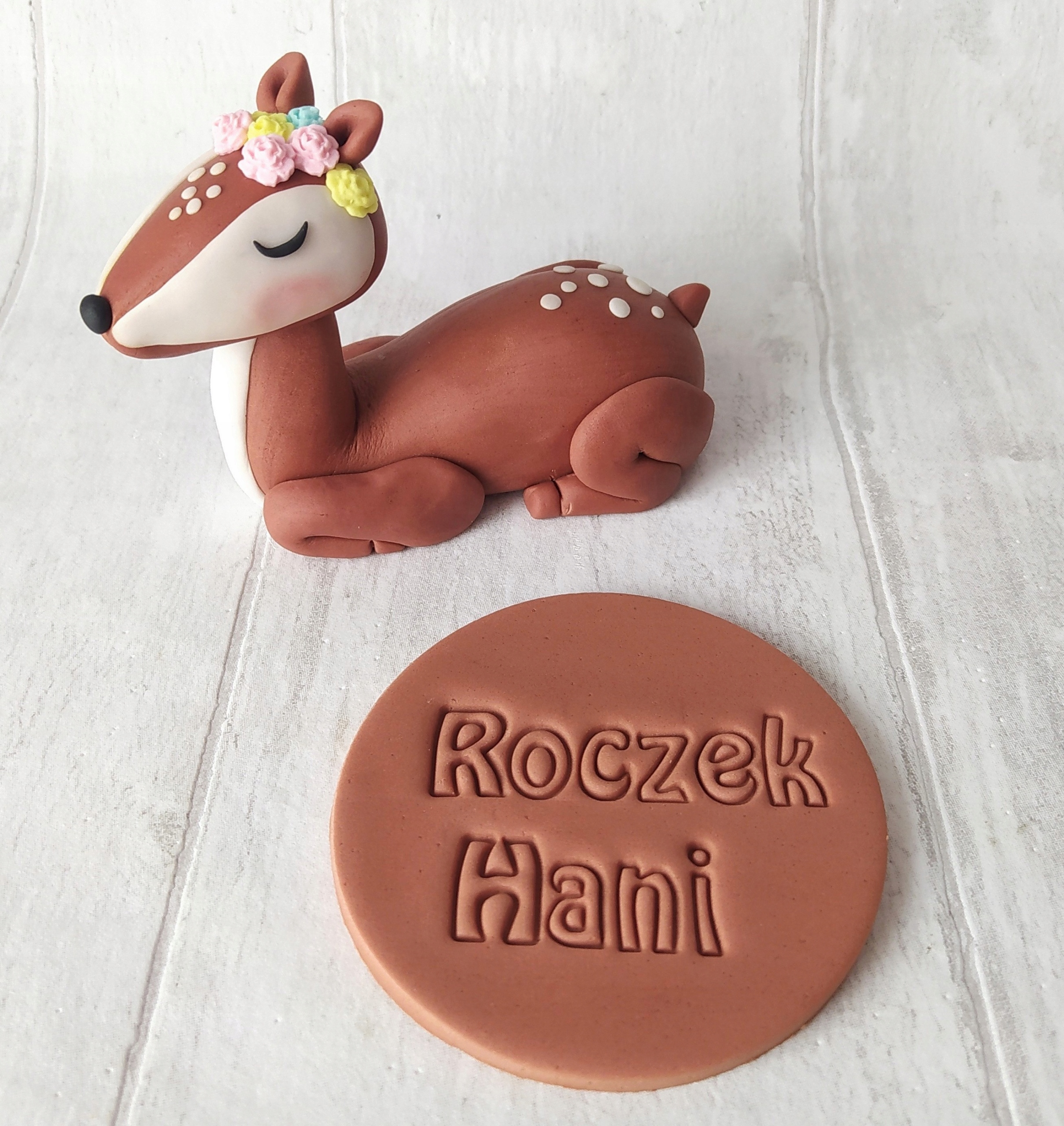 Levně Srnka štítek s jménem z cukrové hmoty figurka na dort Sada