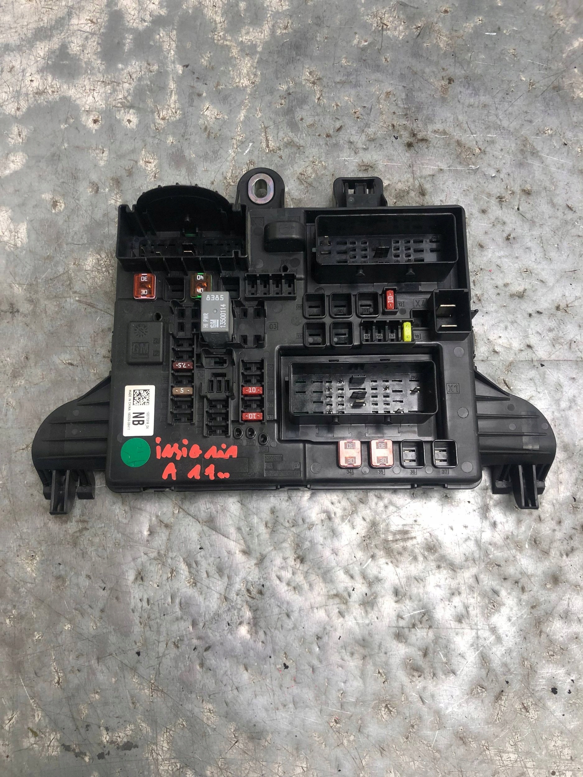 Module fusibles OPEL INSIGNIA A 13277318
