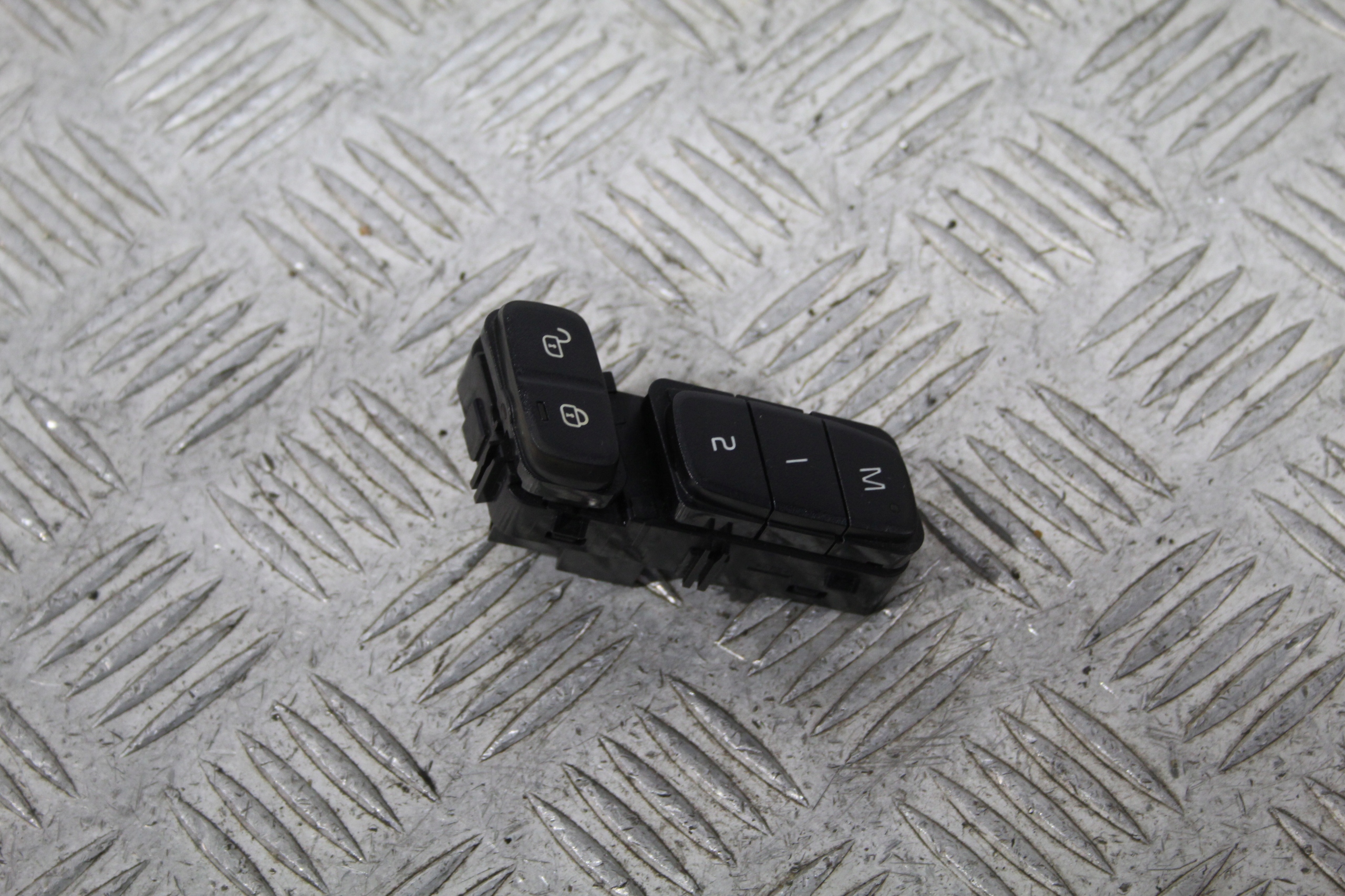 button PAMIECI seats VOLVO XC60 II 2 LIFT