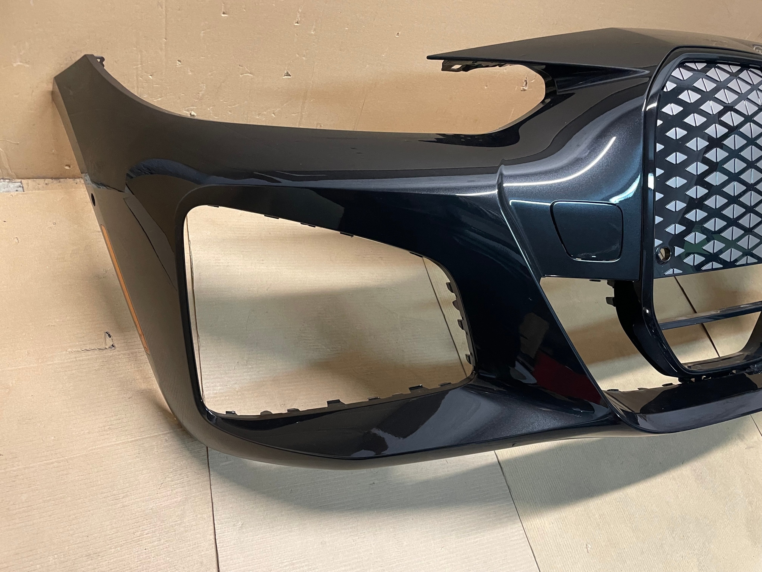 bumper front + grill PDC m-packet KPL BMW i4 G26 BEV colour 475 USA