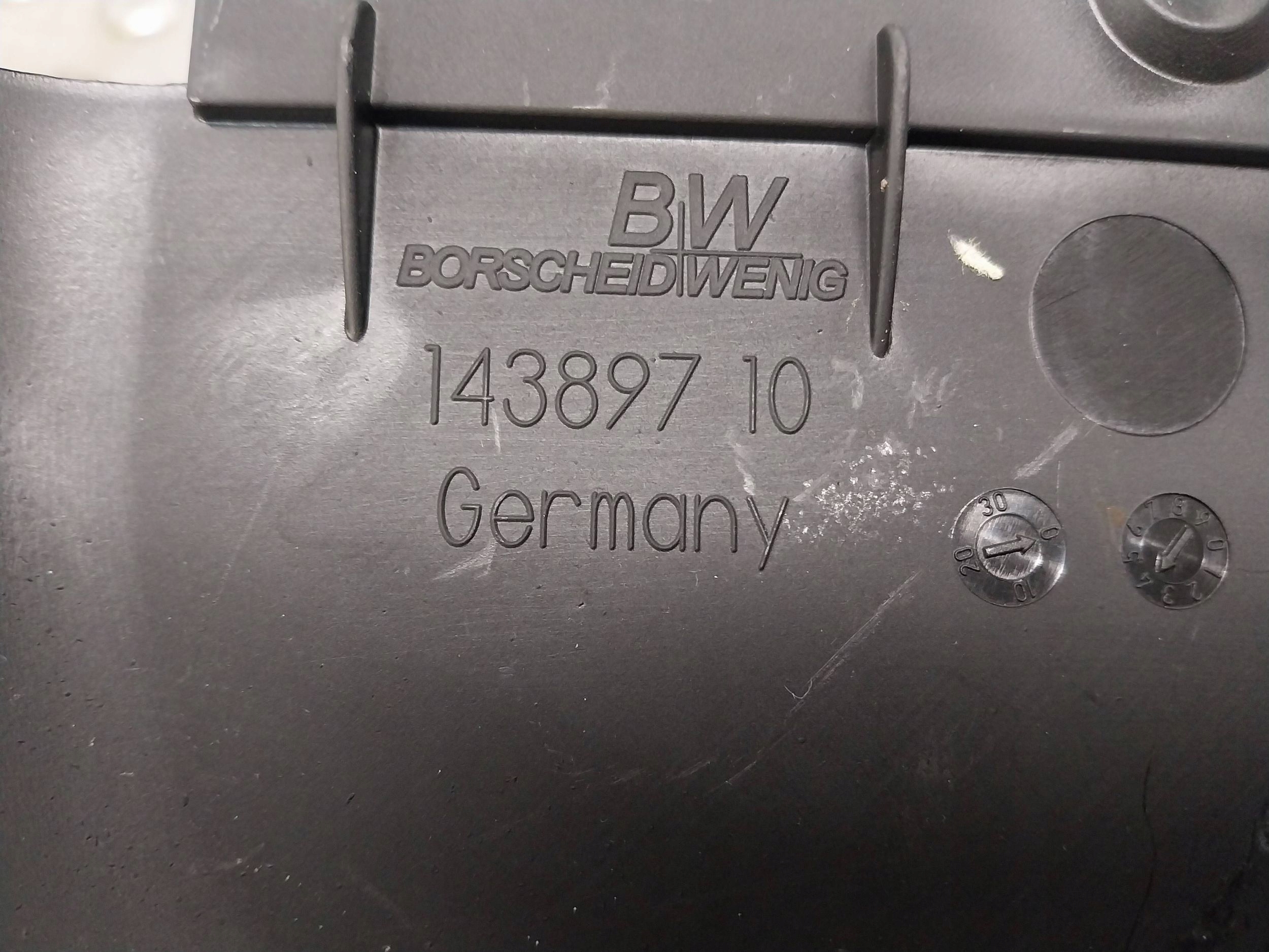 fedél a motrot 14389710 BMW E60 E90 E91 E92 E87 X3 E83