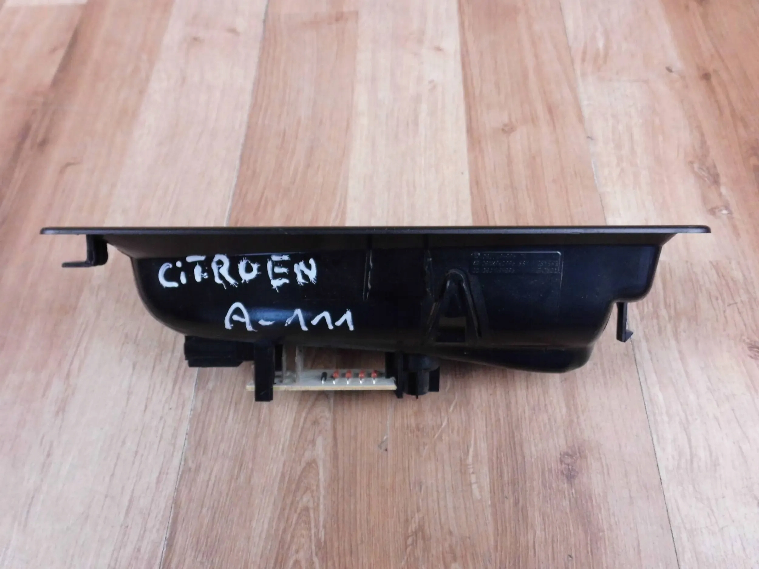 Citroen DS4 ladowarka bracket for latarke boot 9685614080