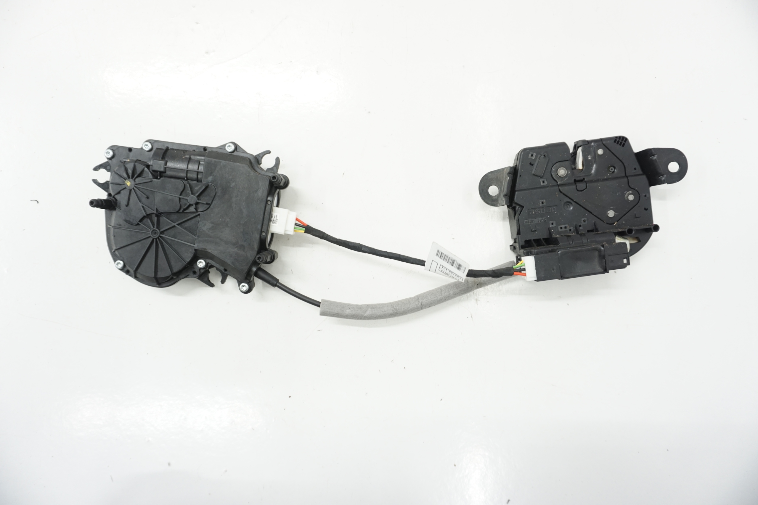 7348531 - BMW 2 F46 замок люка зд тяга 7348530