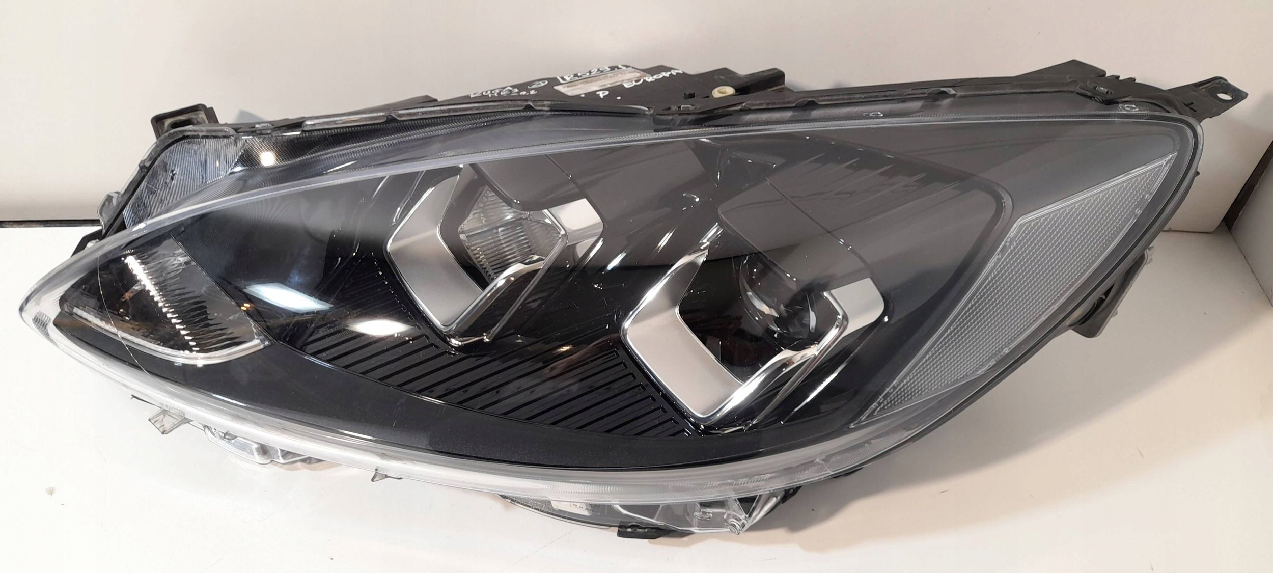 Ford Kuga MK3 light front left LV4B13E015CD (R529)