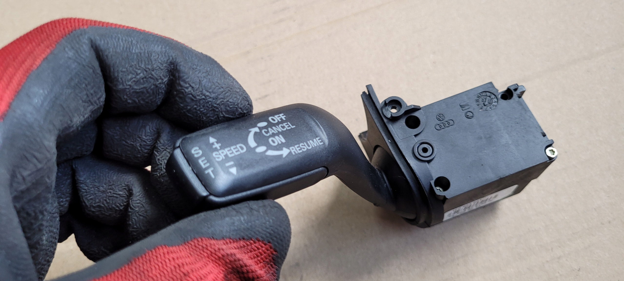 A6 C6 A4 B7 Pulsante MANETKA TEMPOMATU 4E0953521