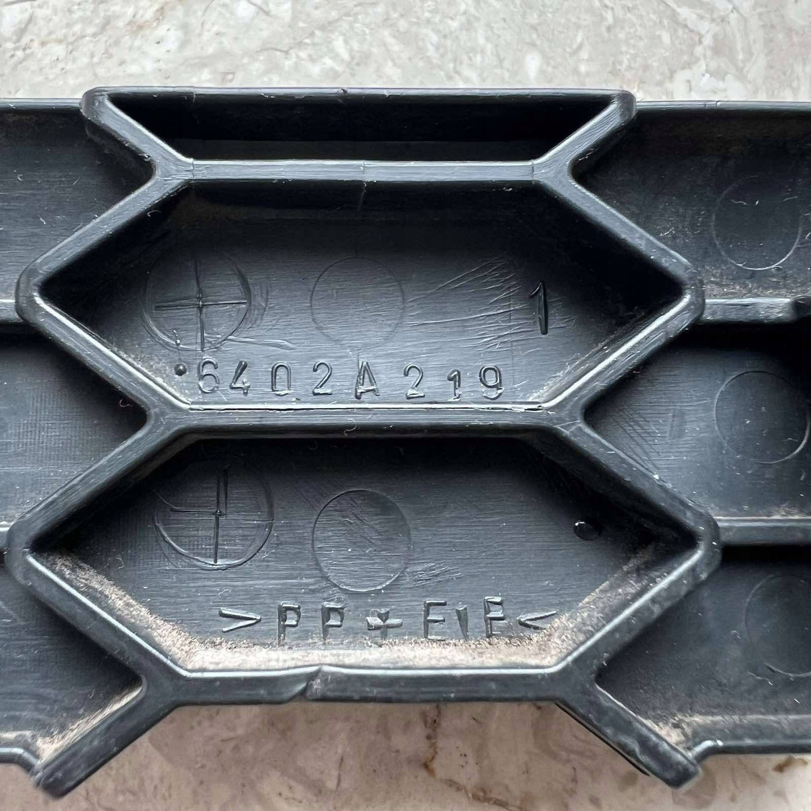 MITSUBISHI OUTLANDER 2010-2013 grid of a bumper front 6402A219