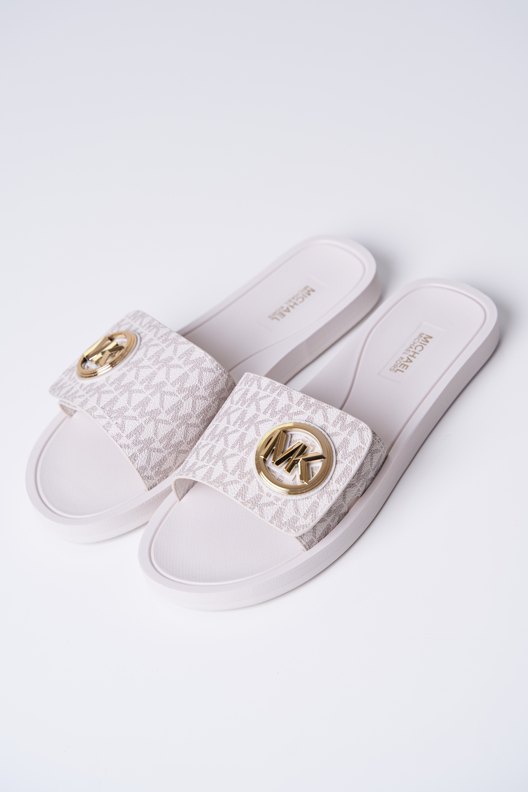 Klapki kremowe MK CHARM SLIDE MICHAEL KORS 40R4MKFA1B 41 Oryginalne opakowanie producenta pudełko